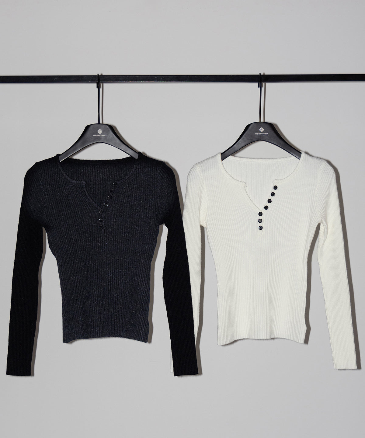 フロントボタンヘンリーネックスリムリブニット / Front button henley neck slim rib knit