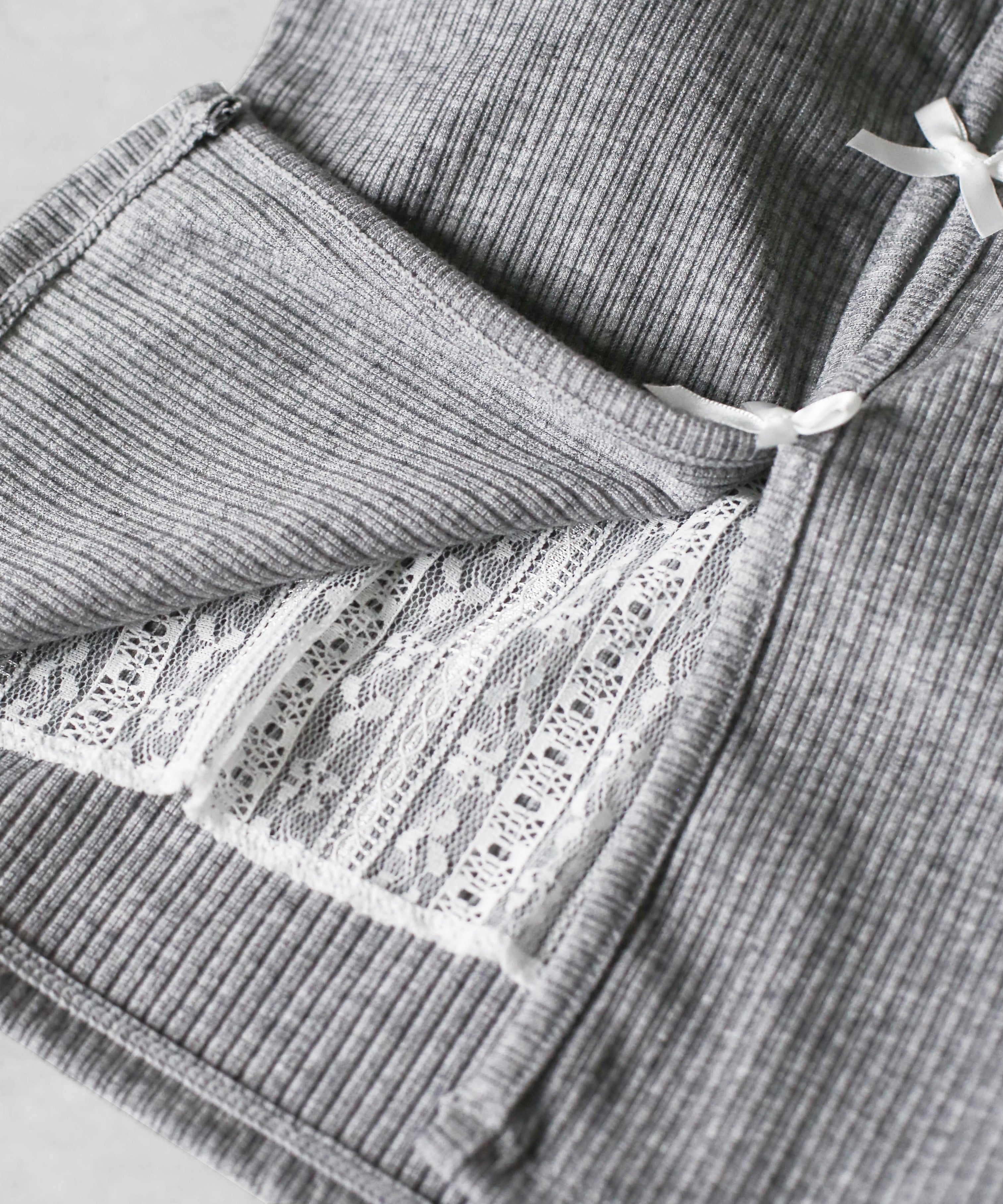 フロントリボンレースレイヤードリブキャミソール /Front ribbon lace layered ribbed camisole