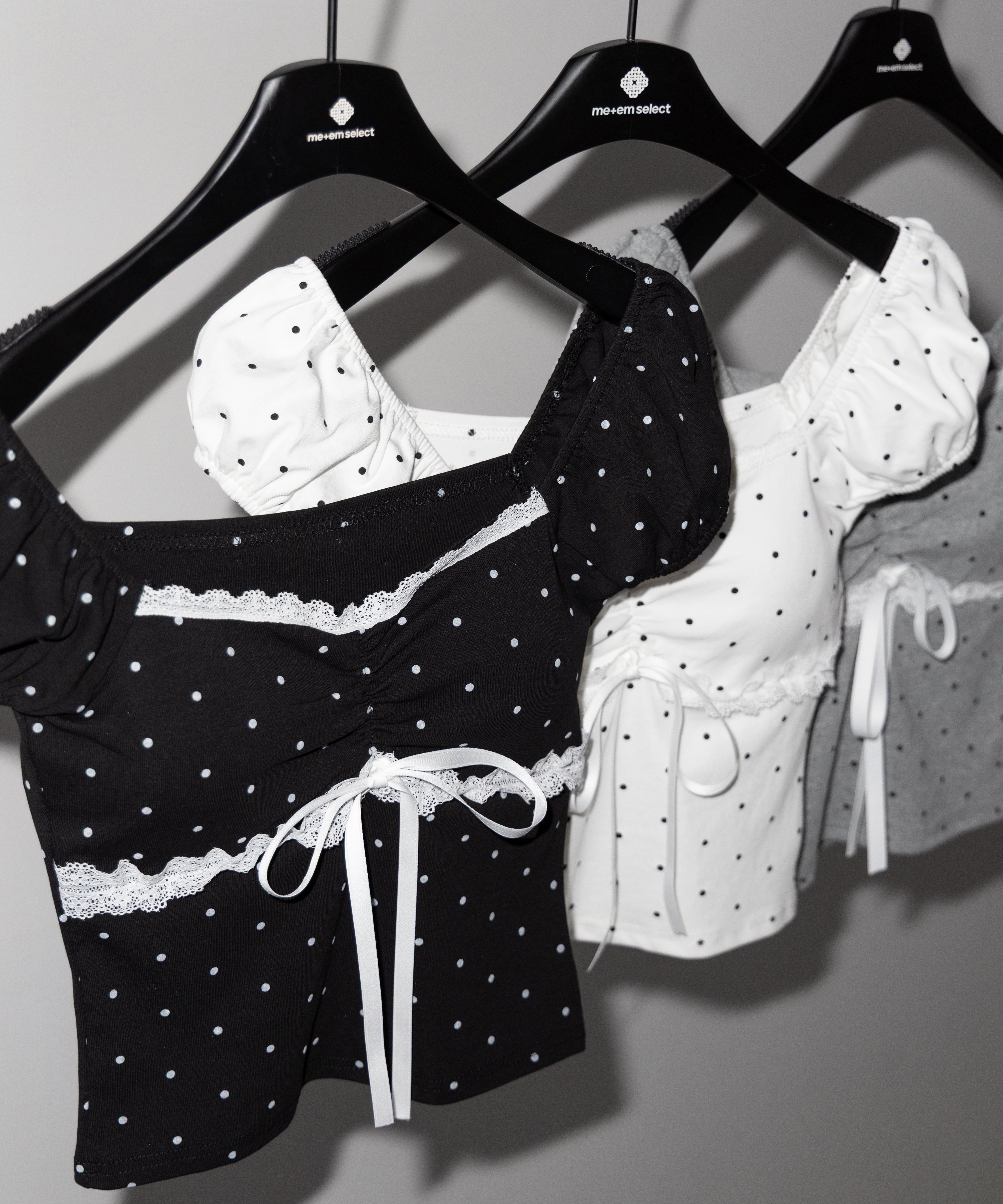 ドットレースリボンギャザーオフショルトップス / dot lace ribbon gathered off shoulder tops