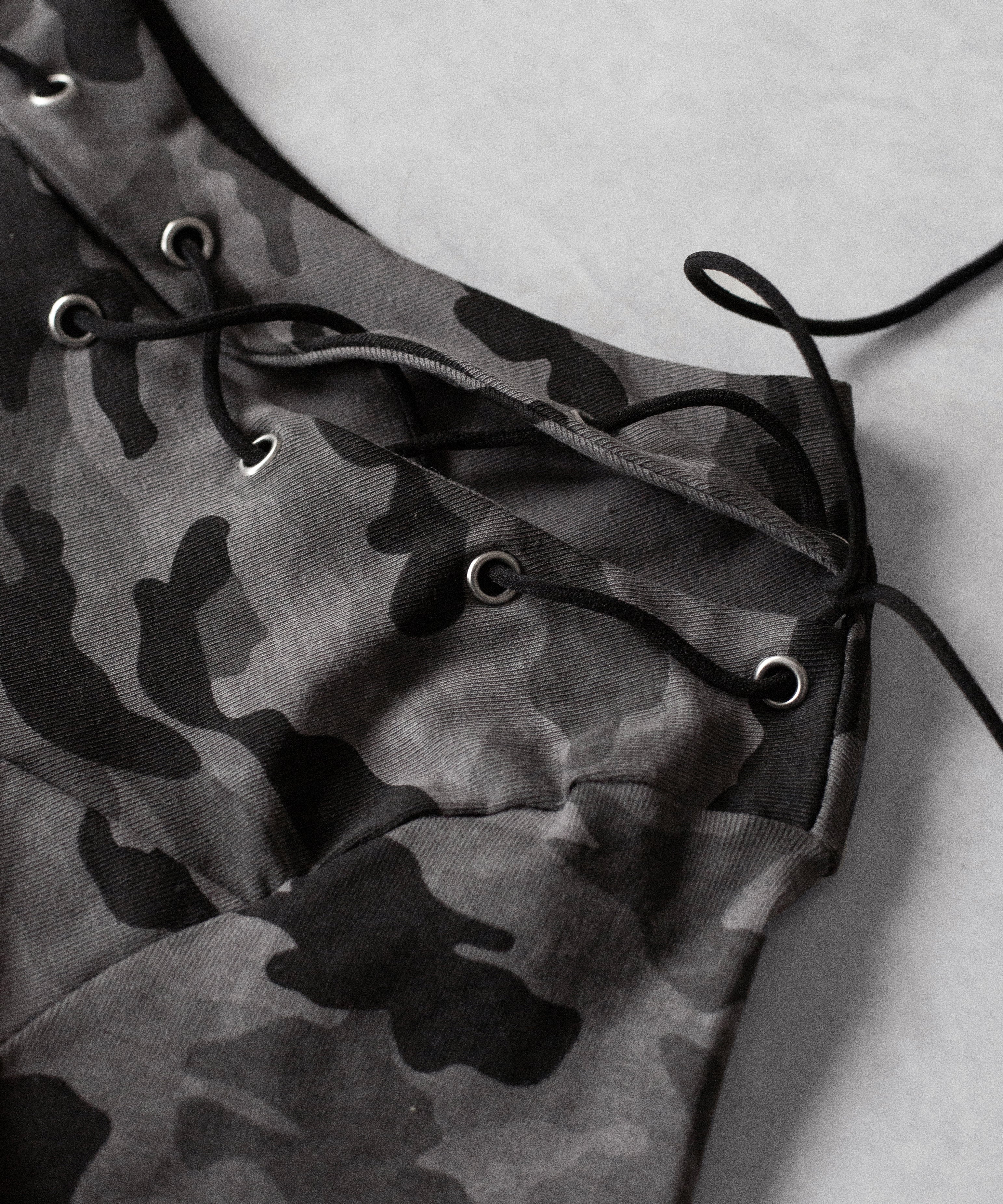ヴィンテージカモフラカットアウトレースアップワンショルTシャツ / Vintage camouflage cutout laceup one shoulder T-shirt