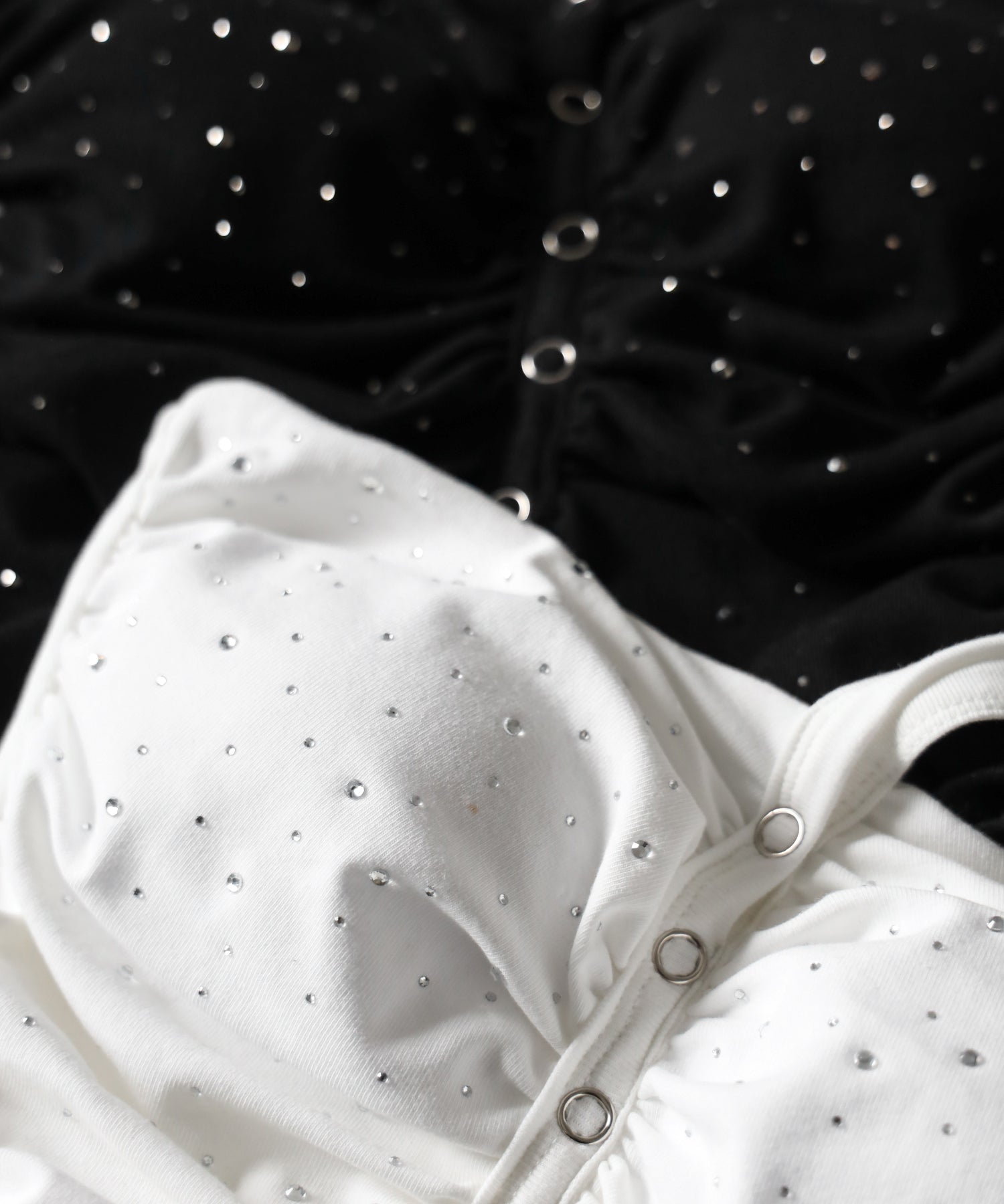 ラインストーンホルターネックスナップギャザーベアトップ / Rhinestone halter neck snap gathered bare top