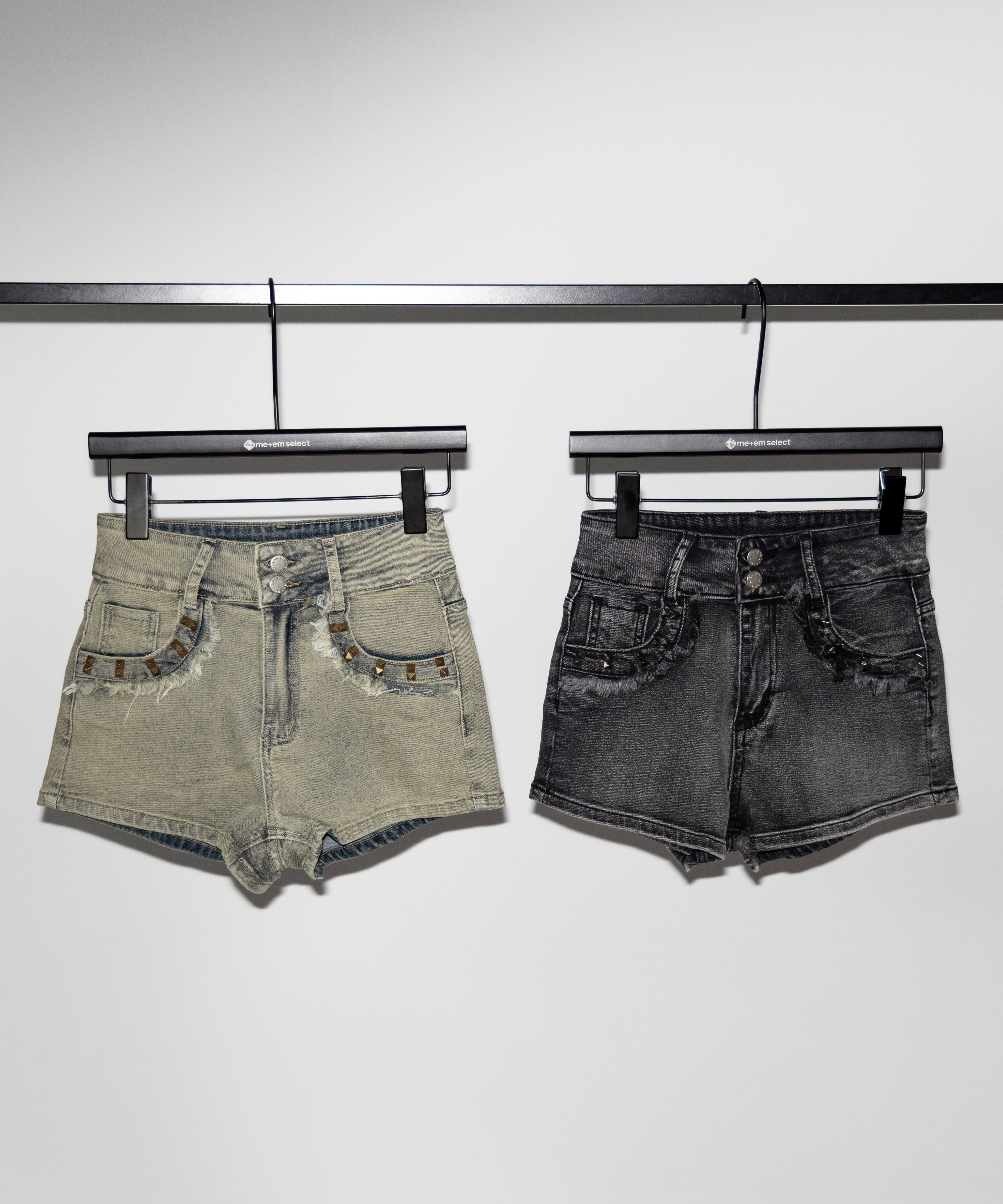 ヴィンテージライクスタッズスリムフィットデニムショートパンツ / vintage like studded slim-fit denim shorts