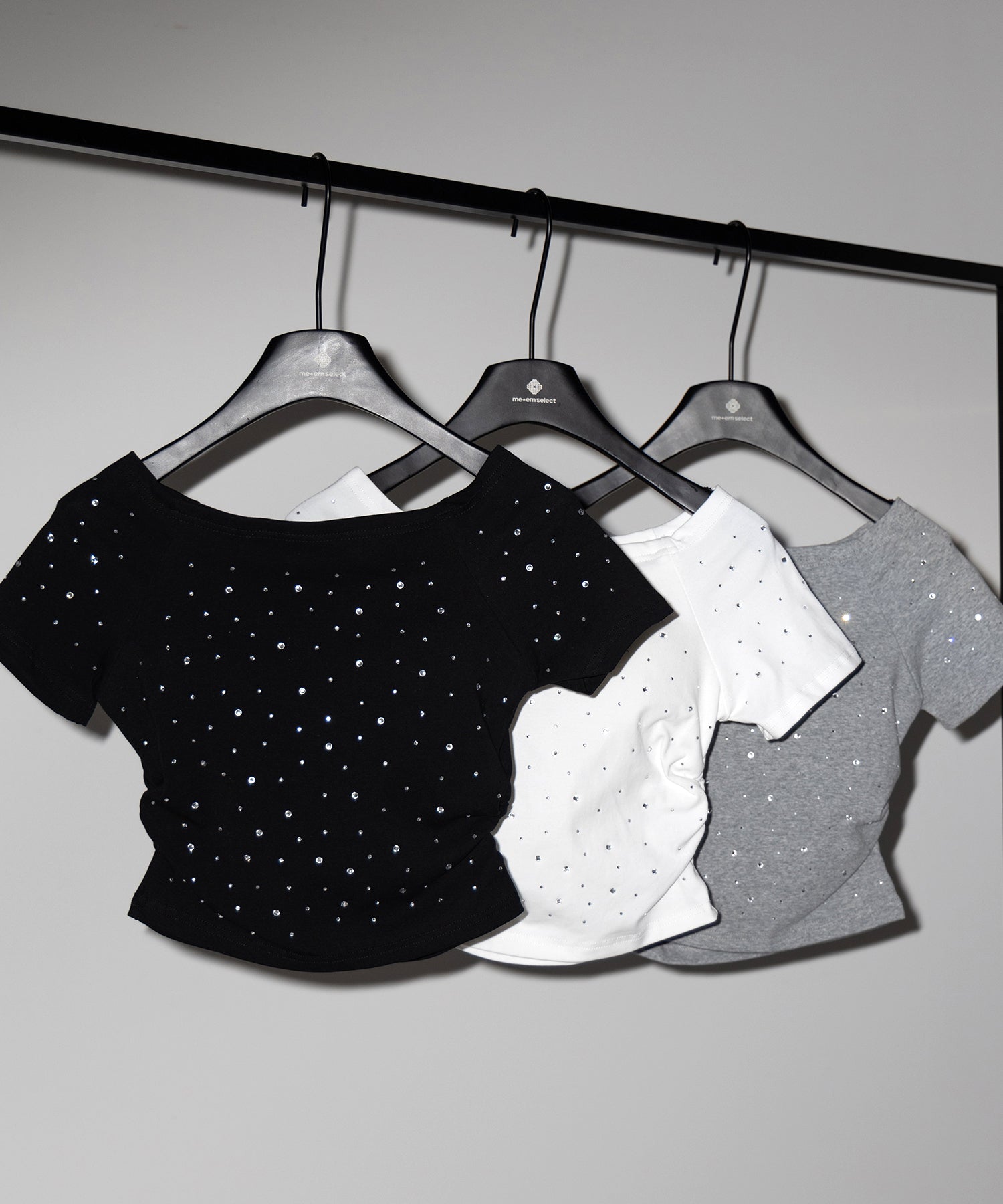 ラインストーンオフショルスリムTシャツ / Rhine stone off shoulder slim T-shirts