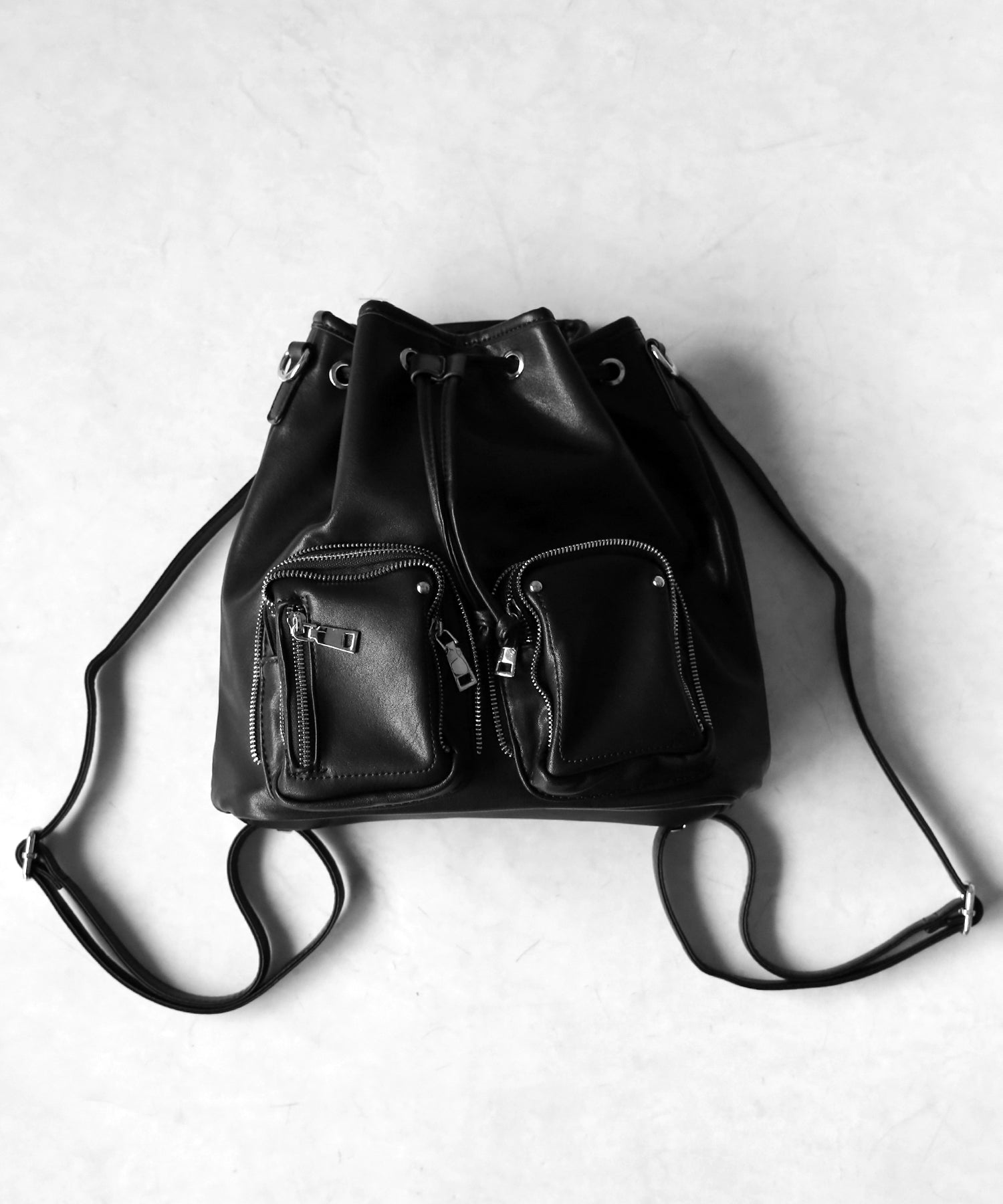 【 2WAY 】ダブルジップアウトポケットフェイクレザー巾着ショルダーバッグ / ( 2WAY ) double zip out pocket fake leather drawstring shoulder bag