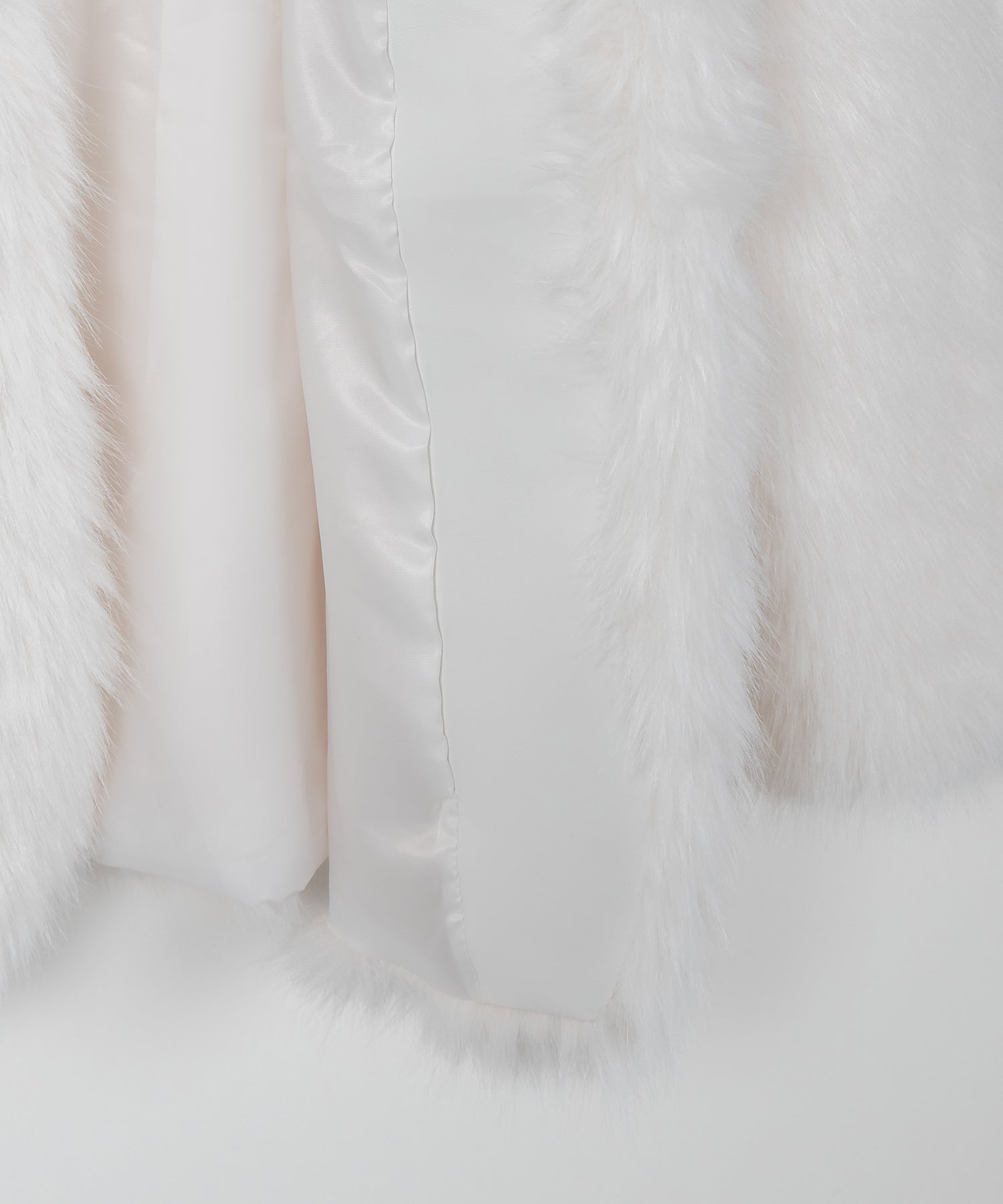ノーカラーボリュームフェイクファーコート
