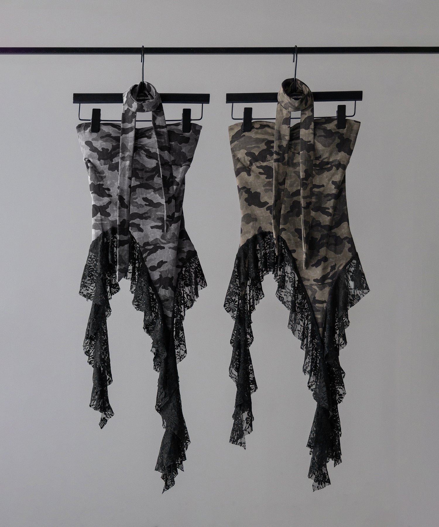 【 限定先行販売 】( choker long tie SET ) vintage camouflage lace frill bare tops