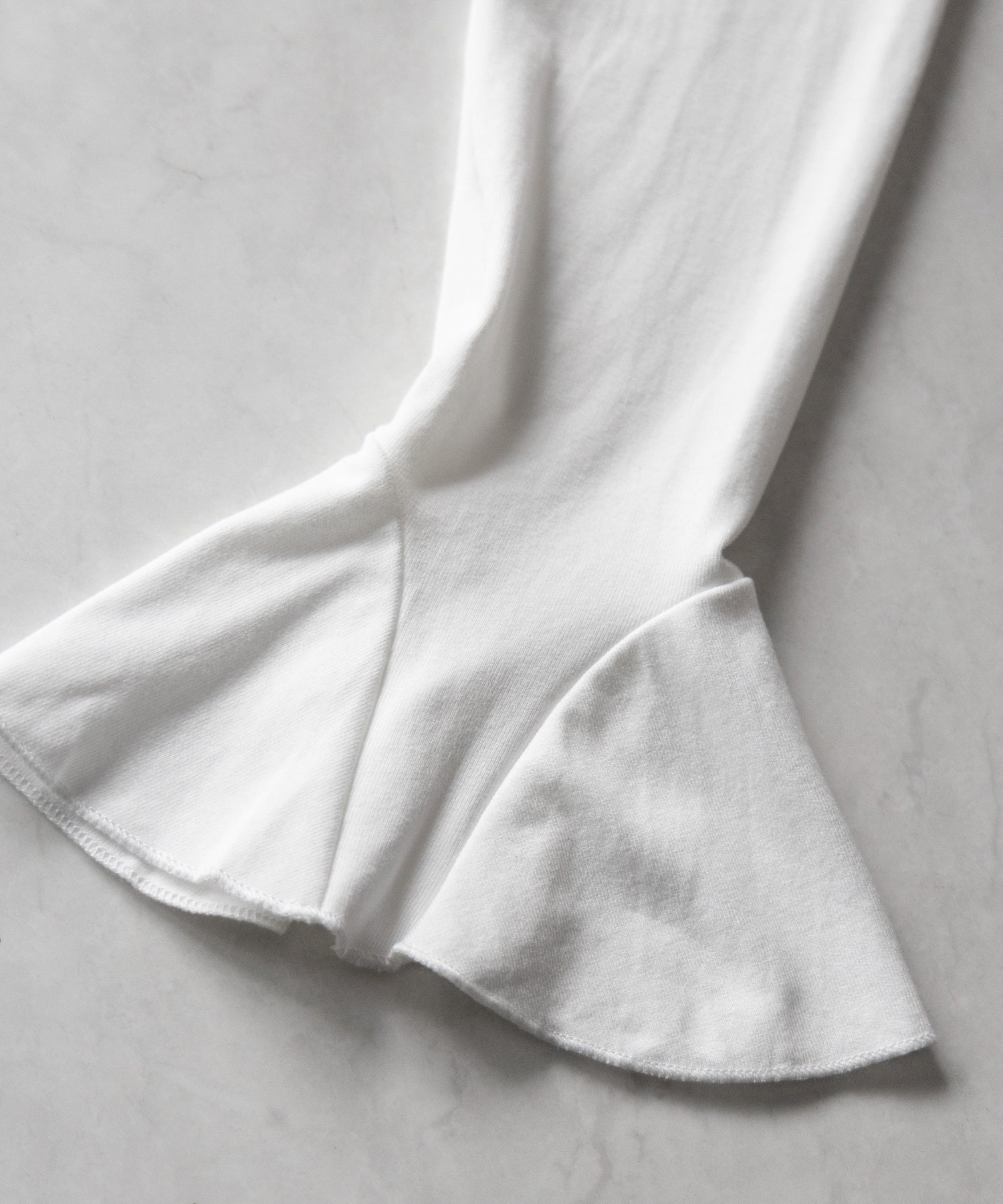シャーリングフロントスリットオフショルトップス / shirring front slit offshoulder tops