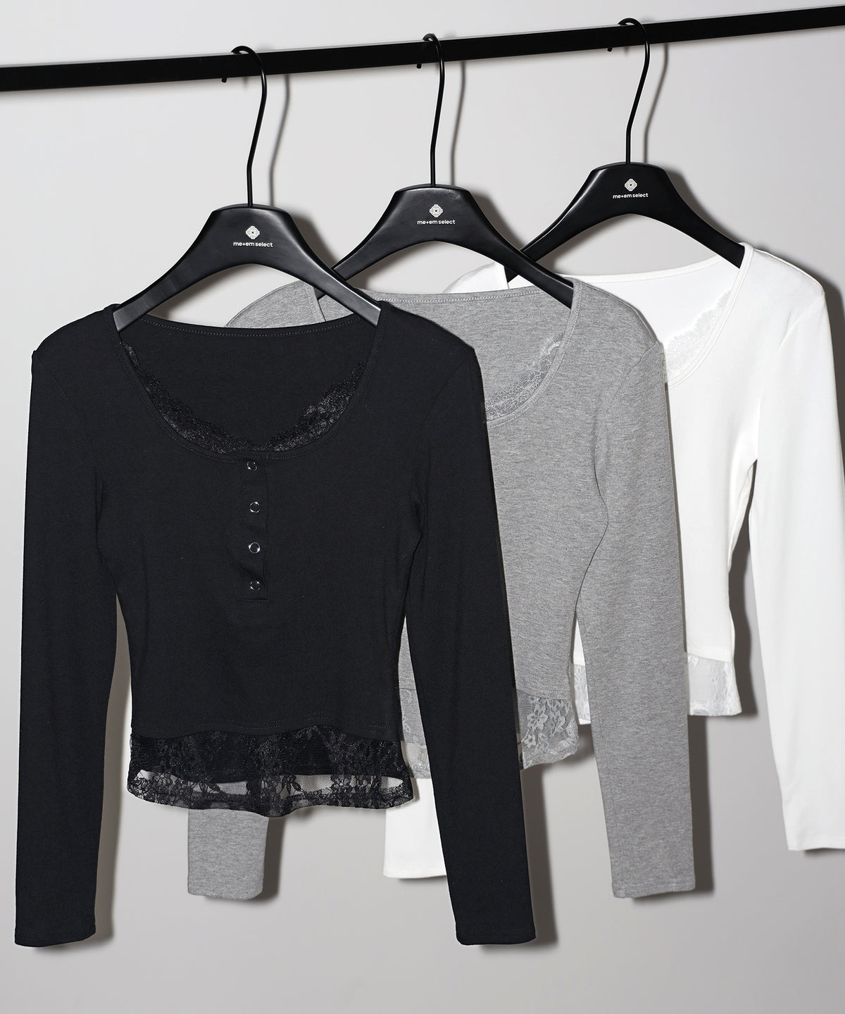 【 人気アイテムの長袖verが新登場! 】レースレイヤードヘンリーネックスクエア長袖Tシャツ / lace layered henley neck square long sleeve T-shirt