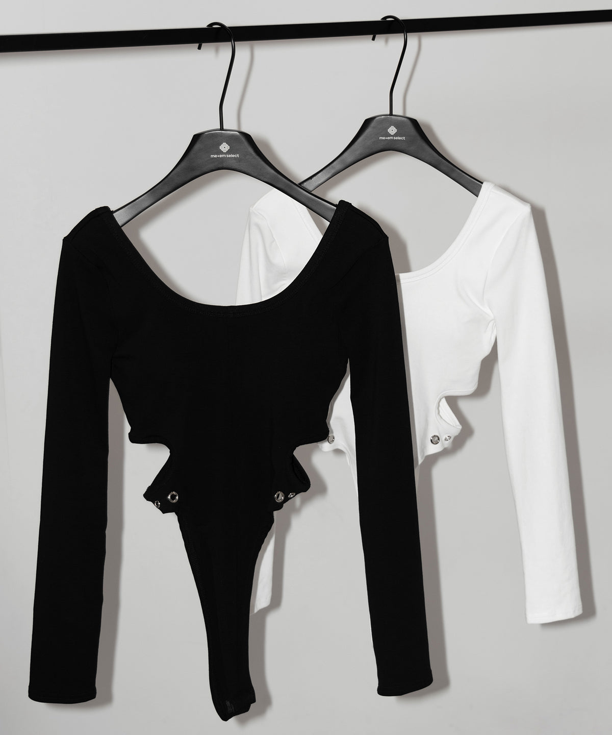 カットアウトアイレット長袖ボディスーツトップス / Cutout eyelet long sleeve bodysuit tops