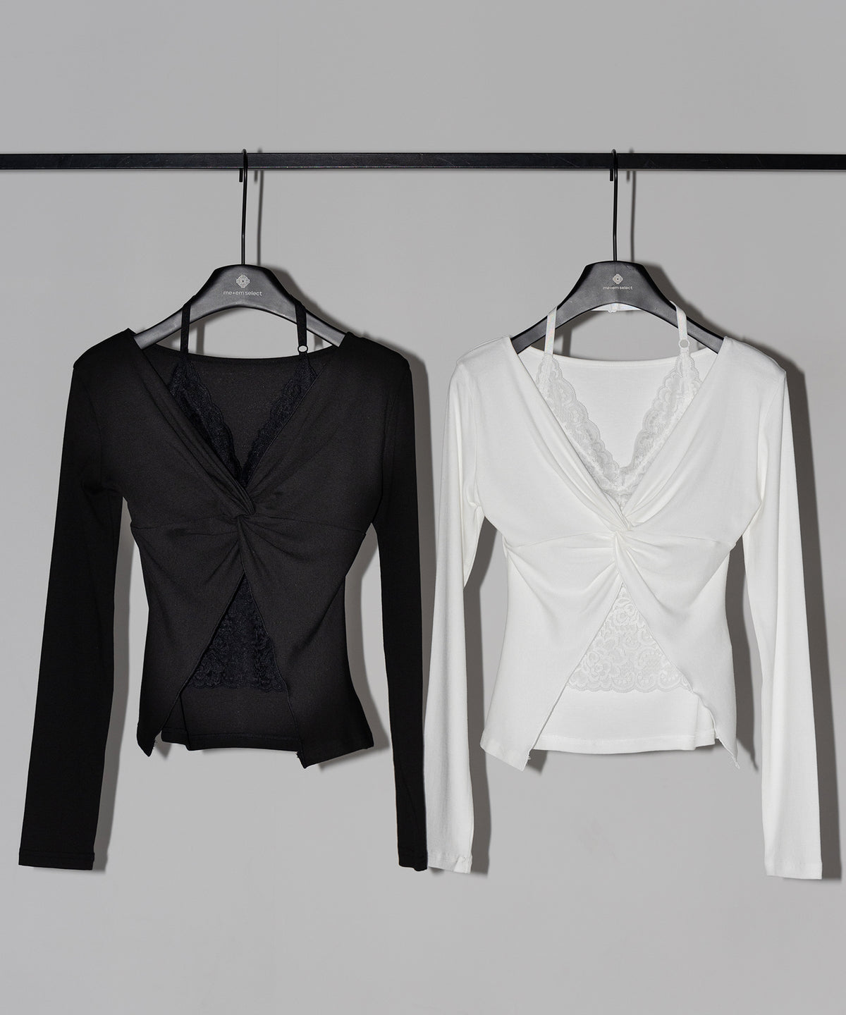 レースレイヤードクロスデザイン長袖Tシャツ /Lace-layered cross design long-sleeved T-shirt