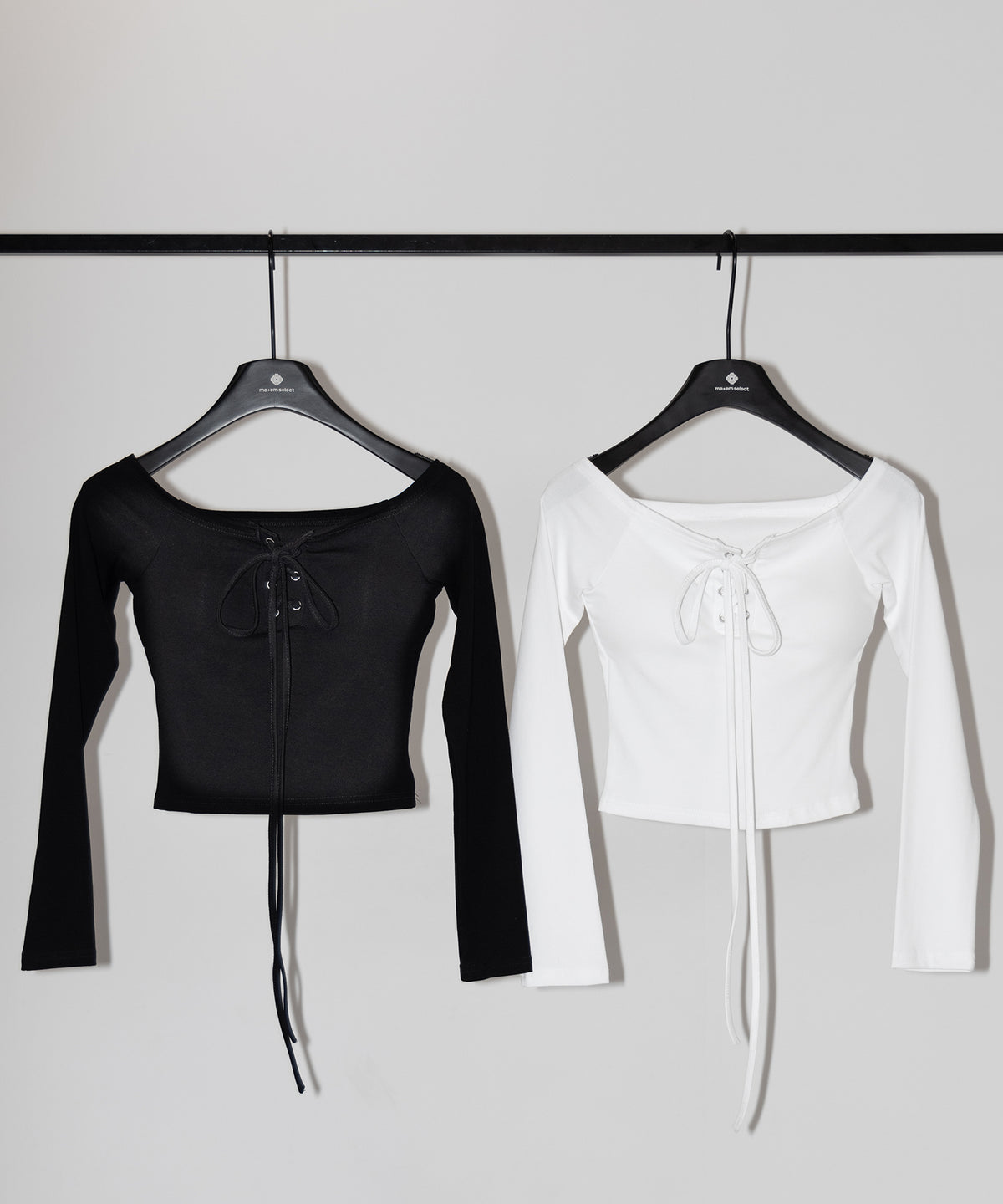 【 クロスネックにできる2WAY 】フロントレースアップオフショルショートトップス / 2WAY front laceup offShoulder short tops