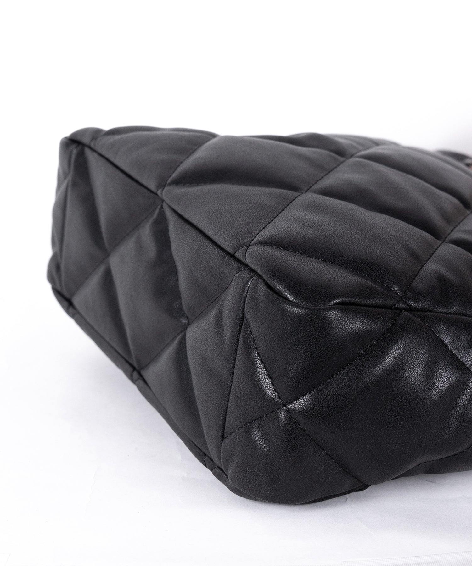 【 A4収納可 】キルティングスクエアチェーンバッグ/ quilted square chain bag