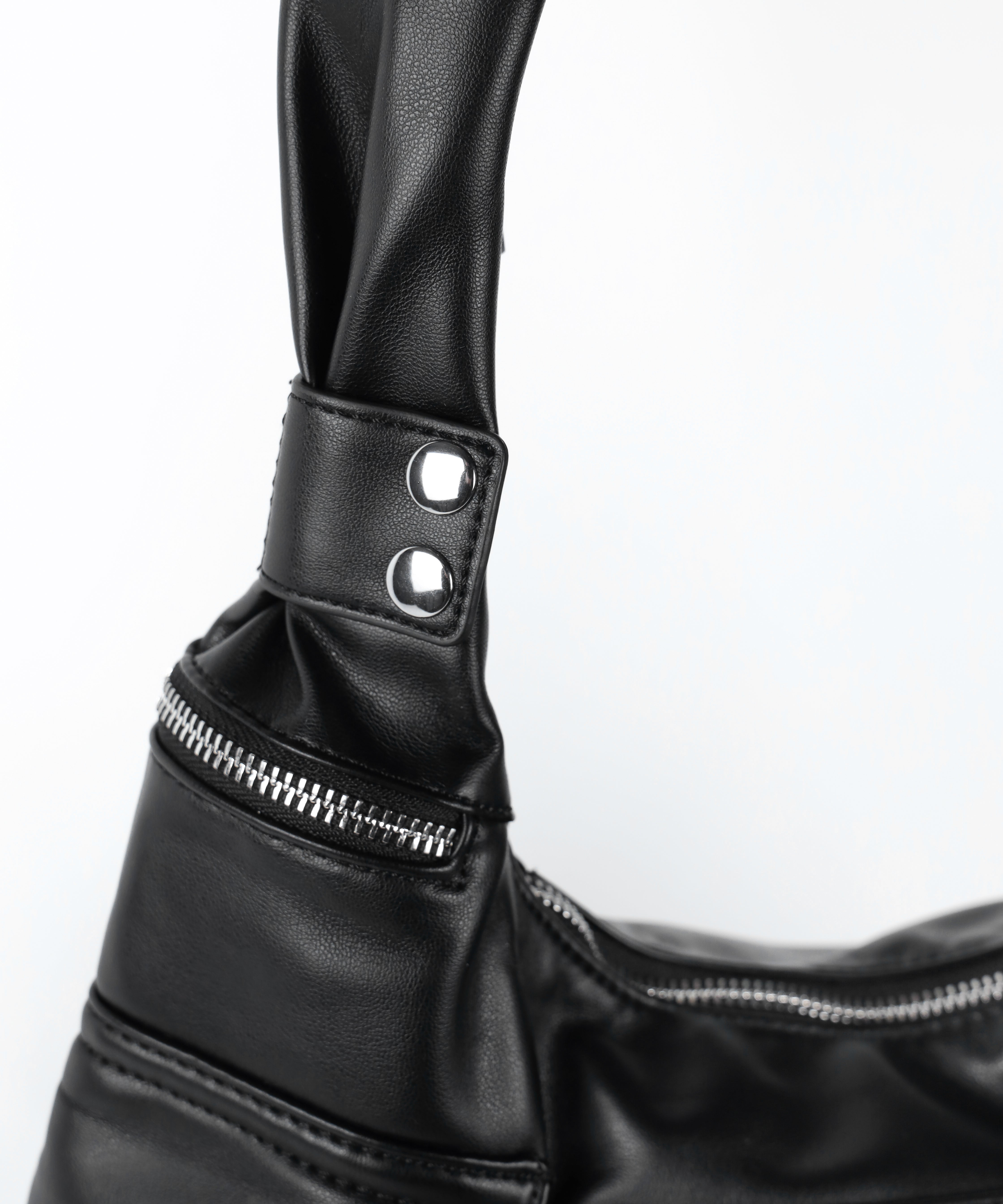 【 多ポケットで収納力抜群 】3連ベルテッド多ポケットフェイクレザーショルダーバッグ / Three belted multi pocket fake leather shoulder bag