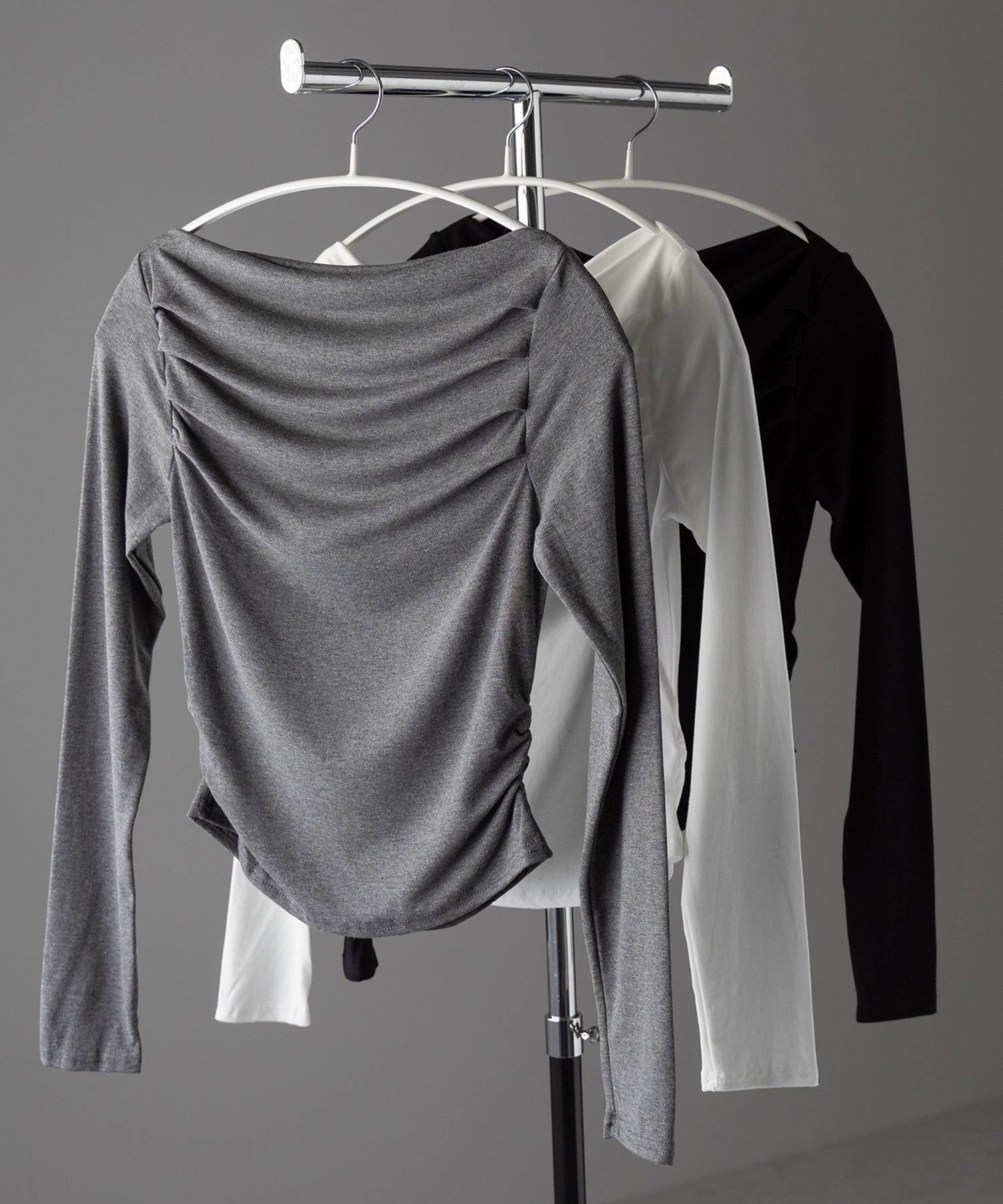 タックデザインドレープオフショルダートップス