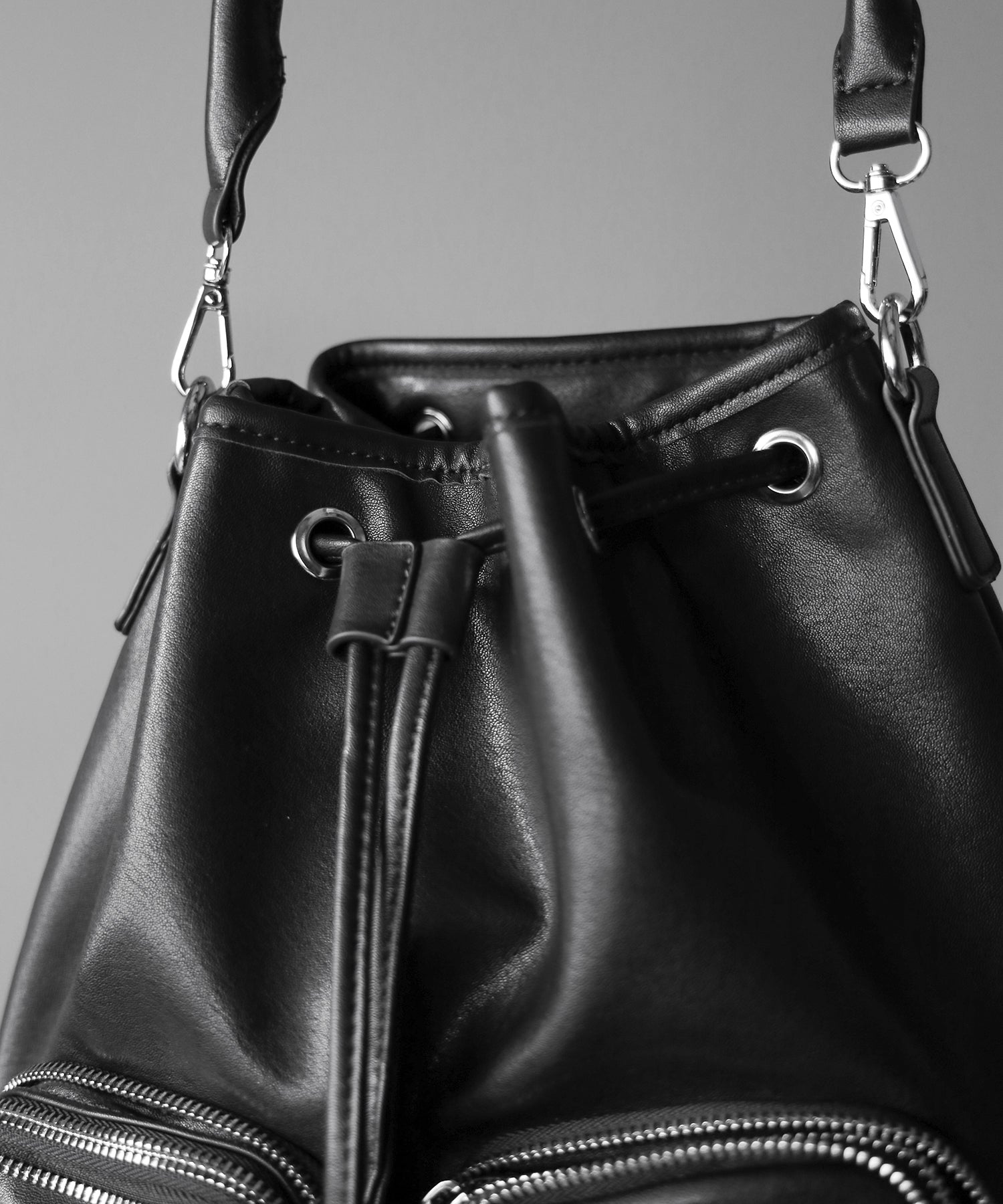 【 2WAY 】ダブルジップアウトポケットフェイクレザー巾着ショルダーバッグ / ( 2WAY ) double zip out pocket fake leather drawstring shoulder bag