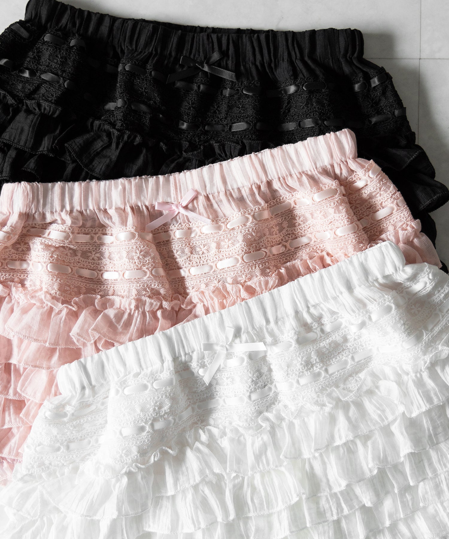 シアーフリルレースショートパンツ / Sheer frill lace shorts