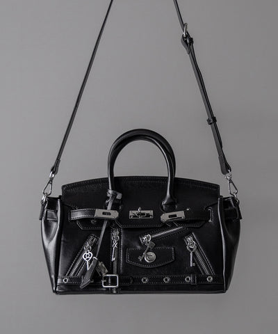 【 ショルダーストラップ付き2WAY 】ベルテッドキーチャームフラップスクエアハンドバッグ / ( 2WAY ) belted key charm flap square handbag