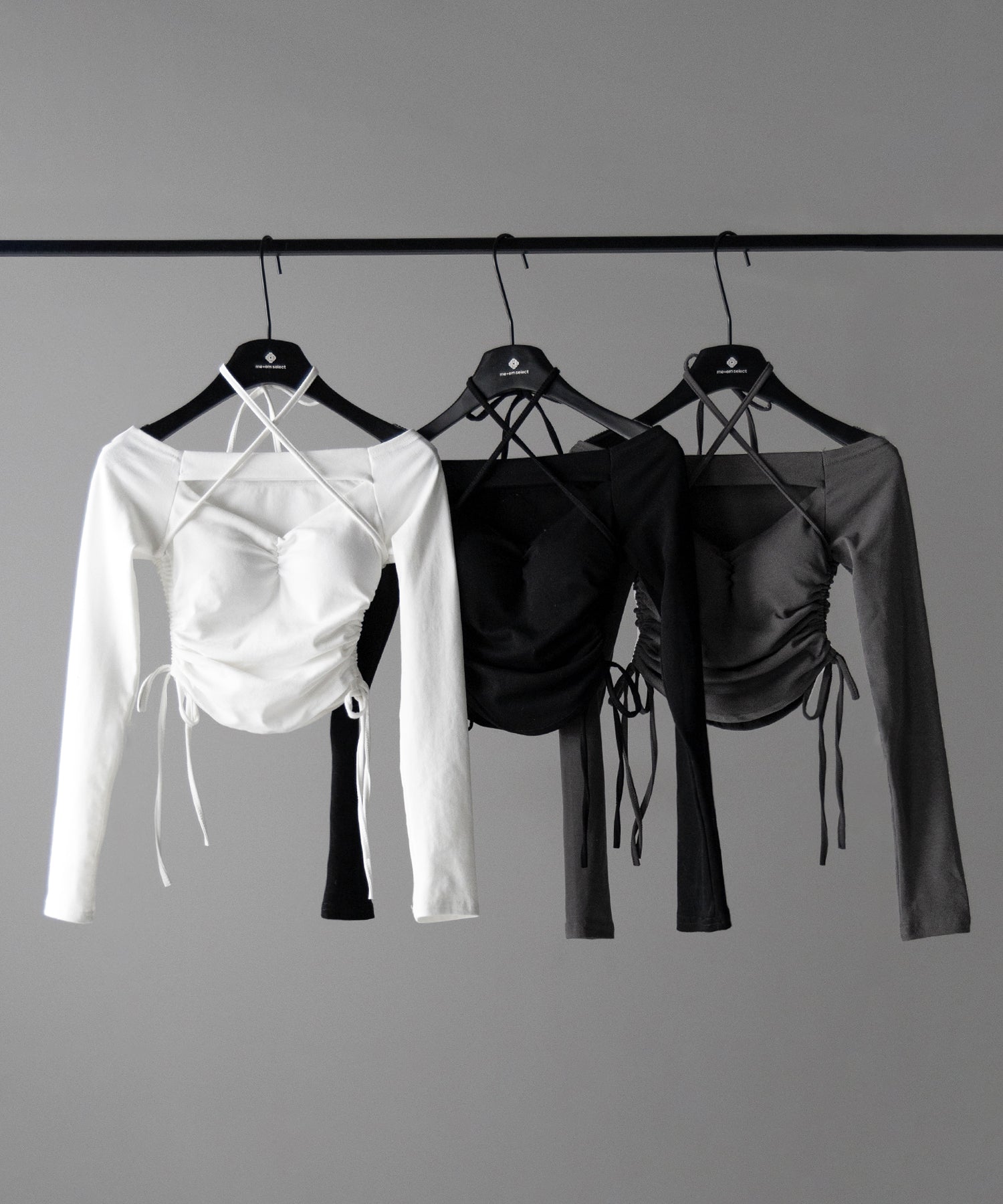 【 新色ピンク追加! / 2WAY 】クロスストラップリボンカットアウトオフショルトップス / cross strap ribbon cutout offshoulder tops