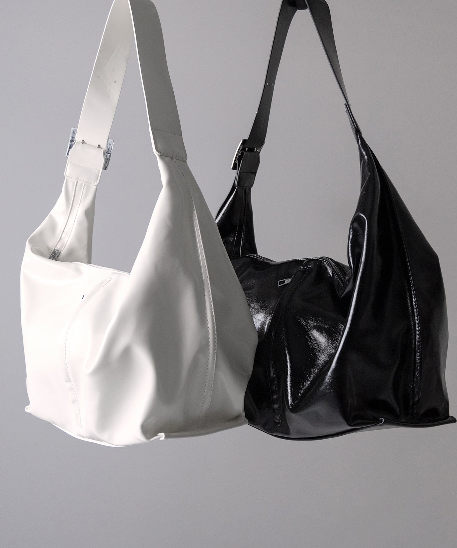 【 大容量 】フェイクレザーワイドストラップビッグショルダーボディバッグ /fake leather wide strap big shoulder body bag