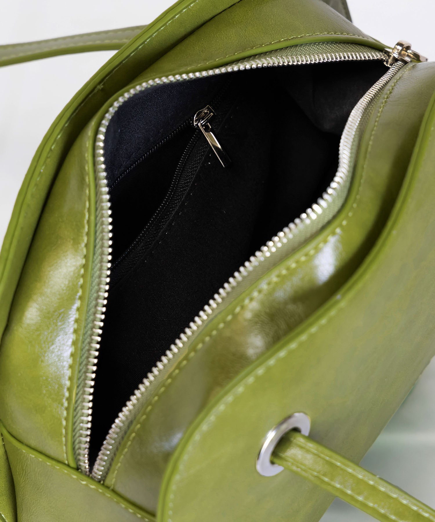 ハーフムーンロングコードショルダーバッグ / half moon long cord shoulder bag