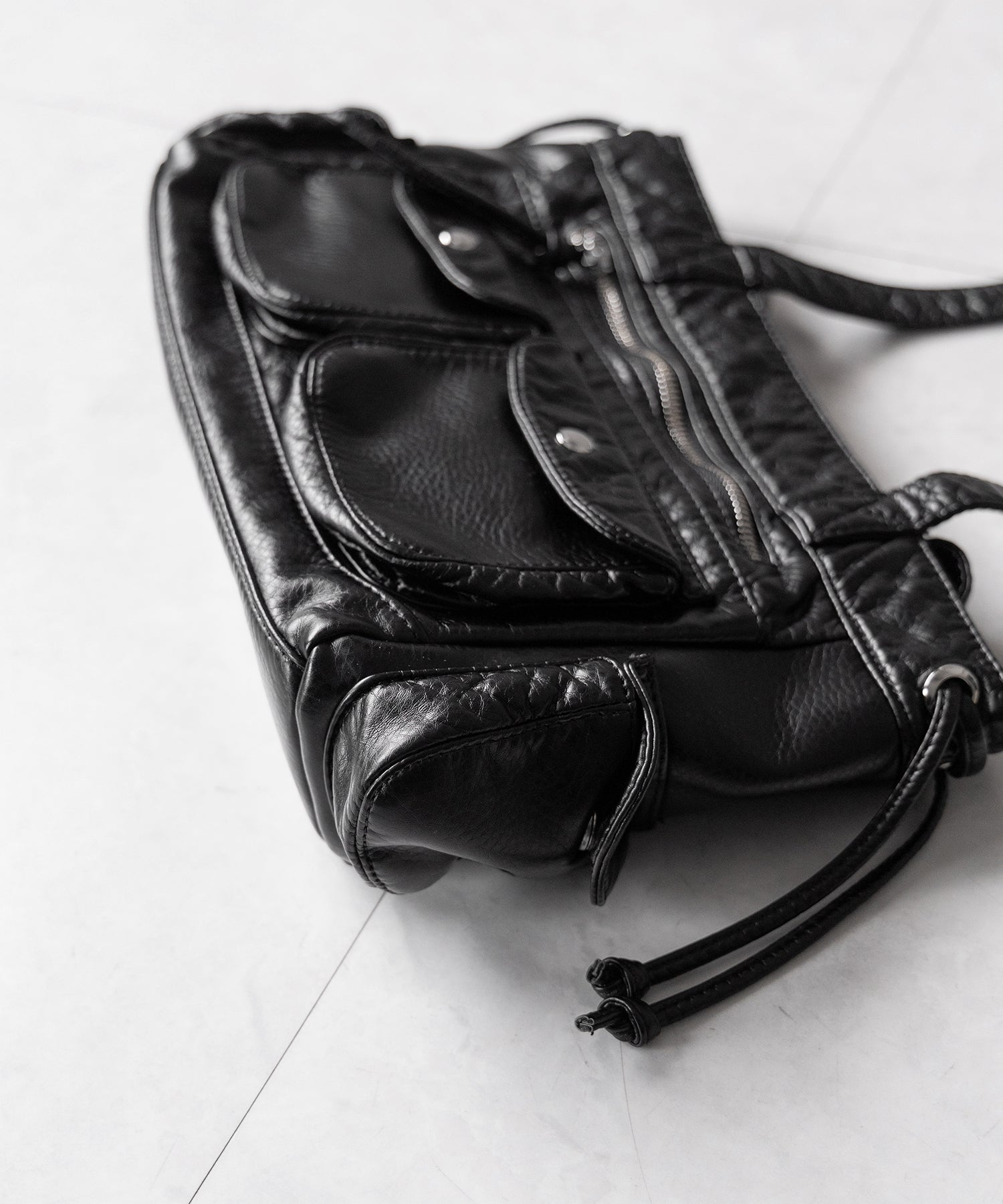 【 3color 】アウトポケットジップアップエンボスヴィンテージハンドバッグ / out pocket zipup embossed vintage handbag