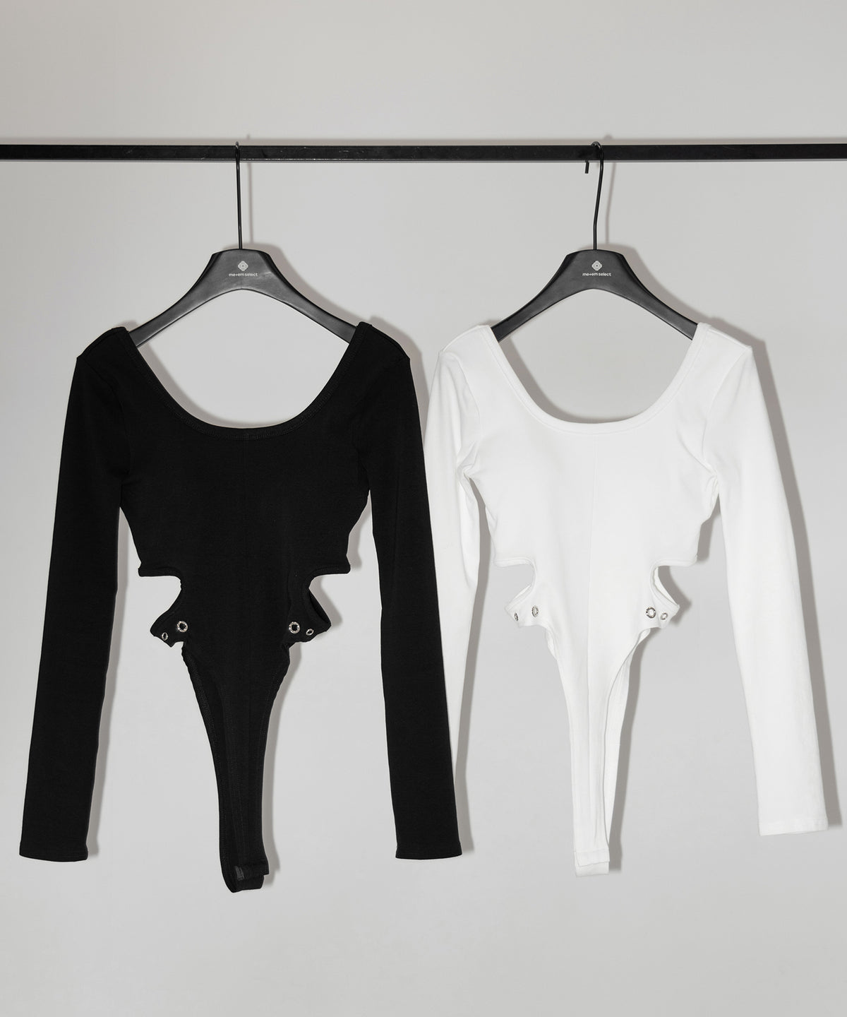 カットアウトアイレット長袖ボディスーツトップス / Cutout eyelet long sleeve bodysuit tops