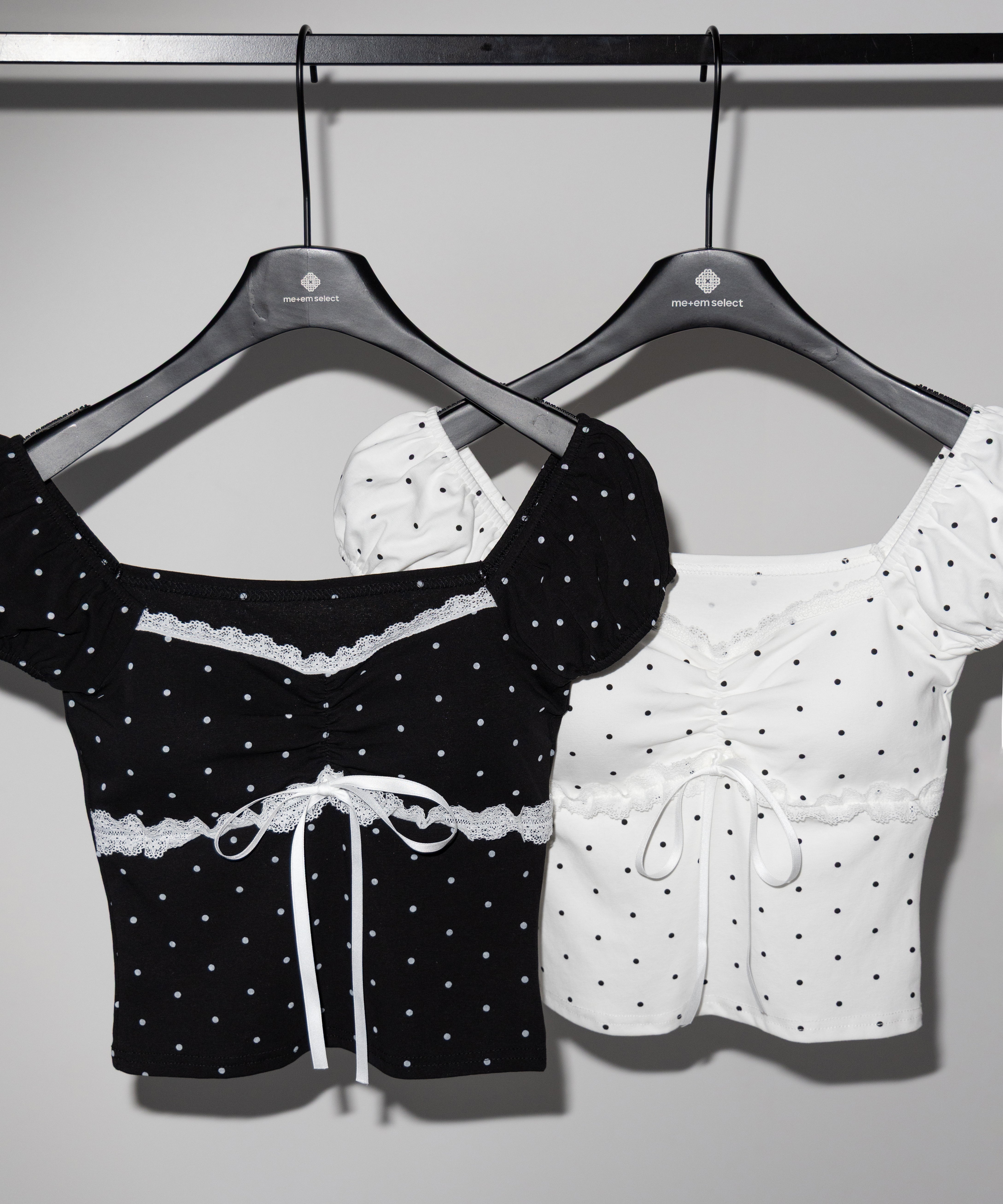 ドットレースリボンギャザーオフショルトップス / dot lace ribbon gathered off shoulder tops
