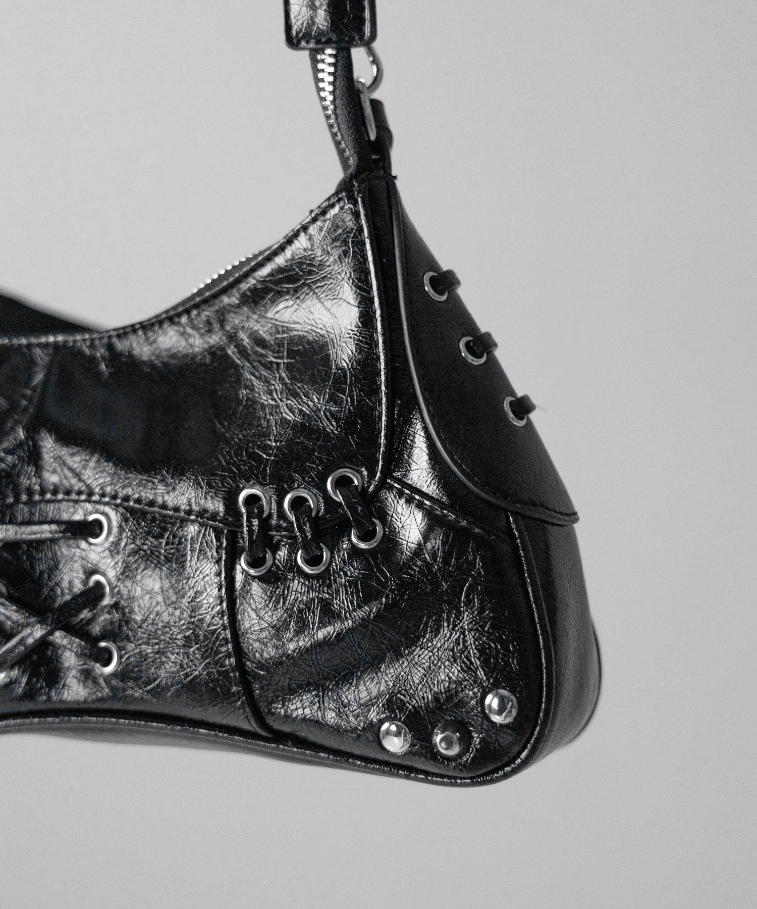 【 ショルダーストラップ付 】ピアッシングレースアップショルダーバッグ / piercing lace-up vintage shoulder bag