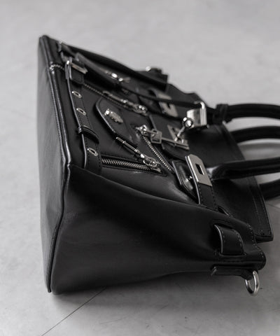 【 ショルダーストラップ付き2WAY 】ベルテッドキーチャームフラップスクエアハンドバッグ / ( 2WAY ) belted key charm flap square handbag