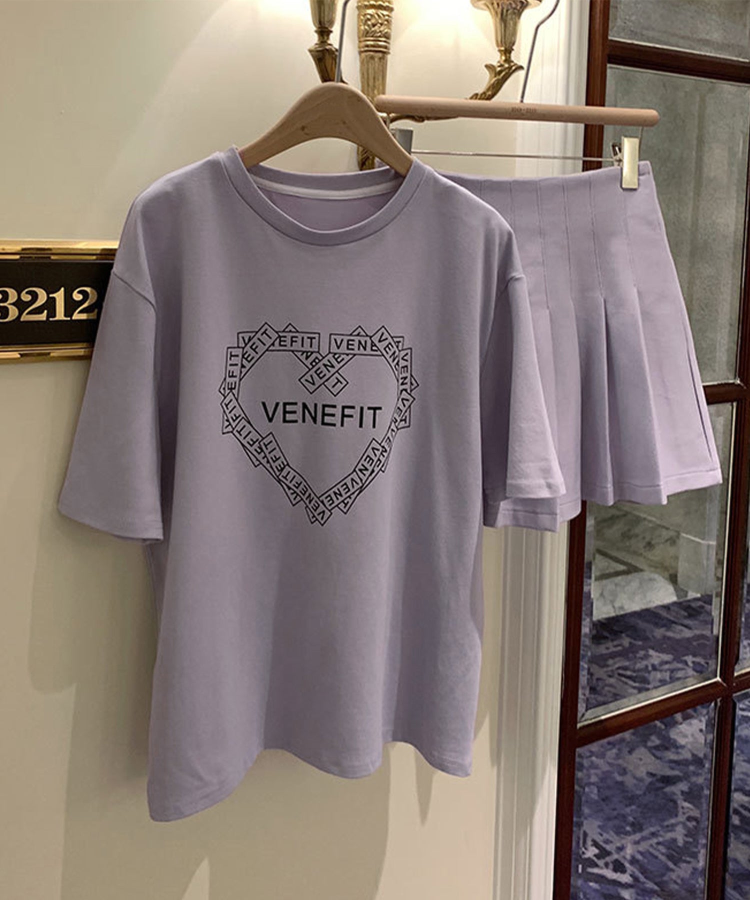 【 セットアップ 】VENEFIT ロゴトップス&プリーツミニスカート SET