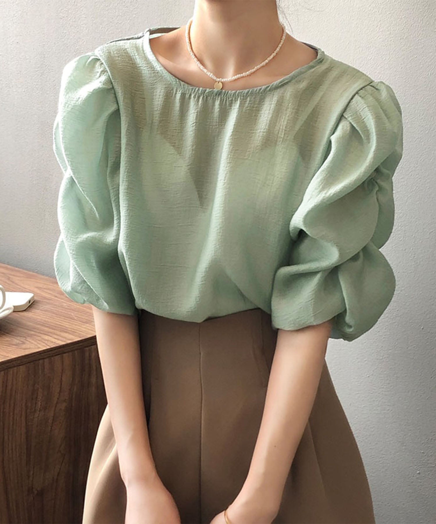 【 5color 】シャーリングパフスリーブグロッシーシアーブラウス