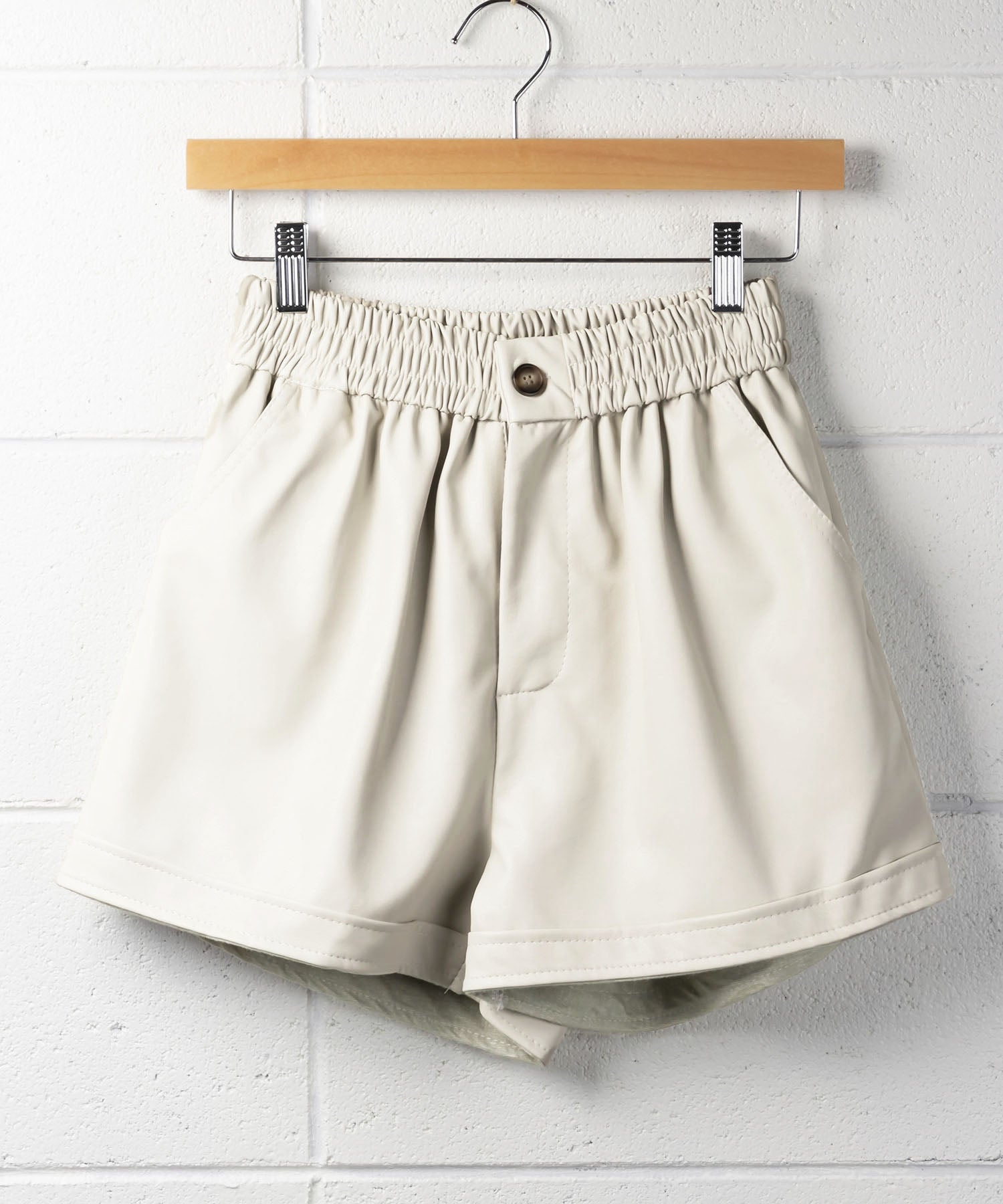 【 4SIZE 】ロールアップ風フェイクレザーショートパンツ