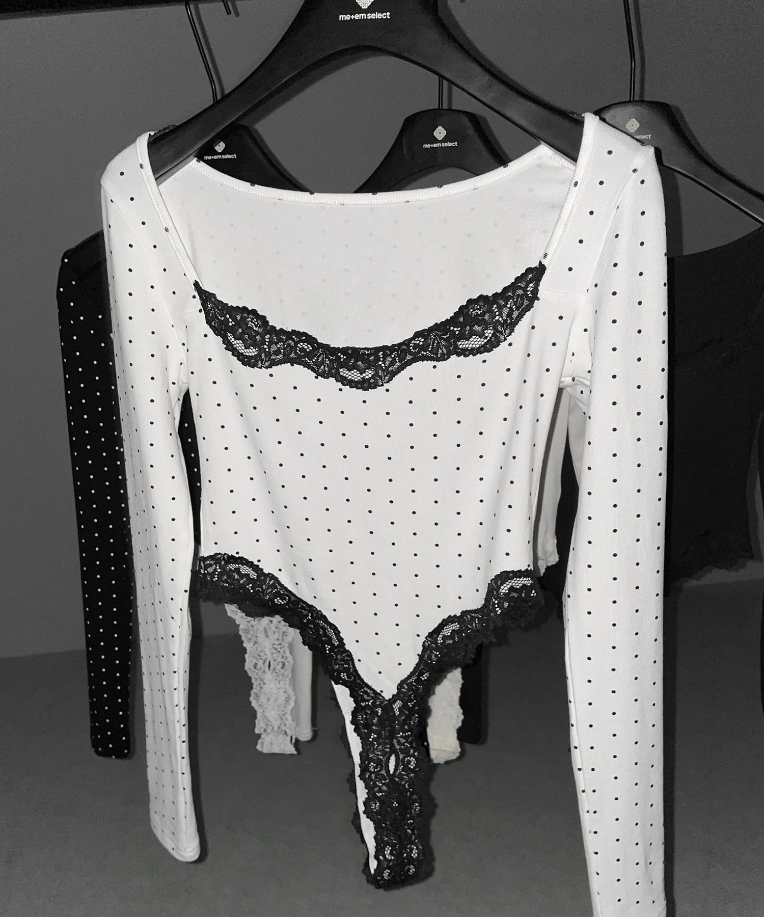 ドットカットアウトレースポイントボディスーツトップス ／dot cutout lace point bodysuit tops