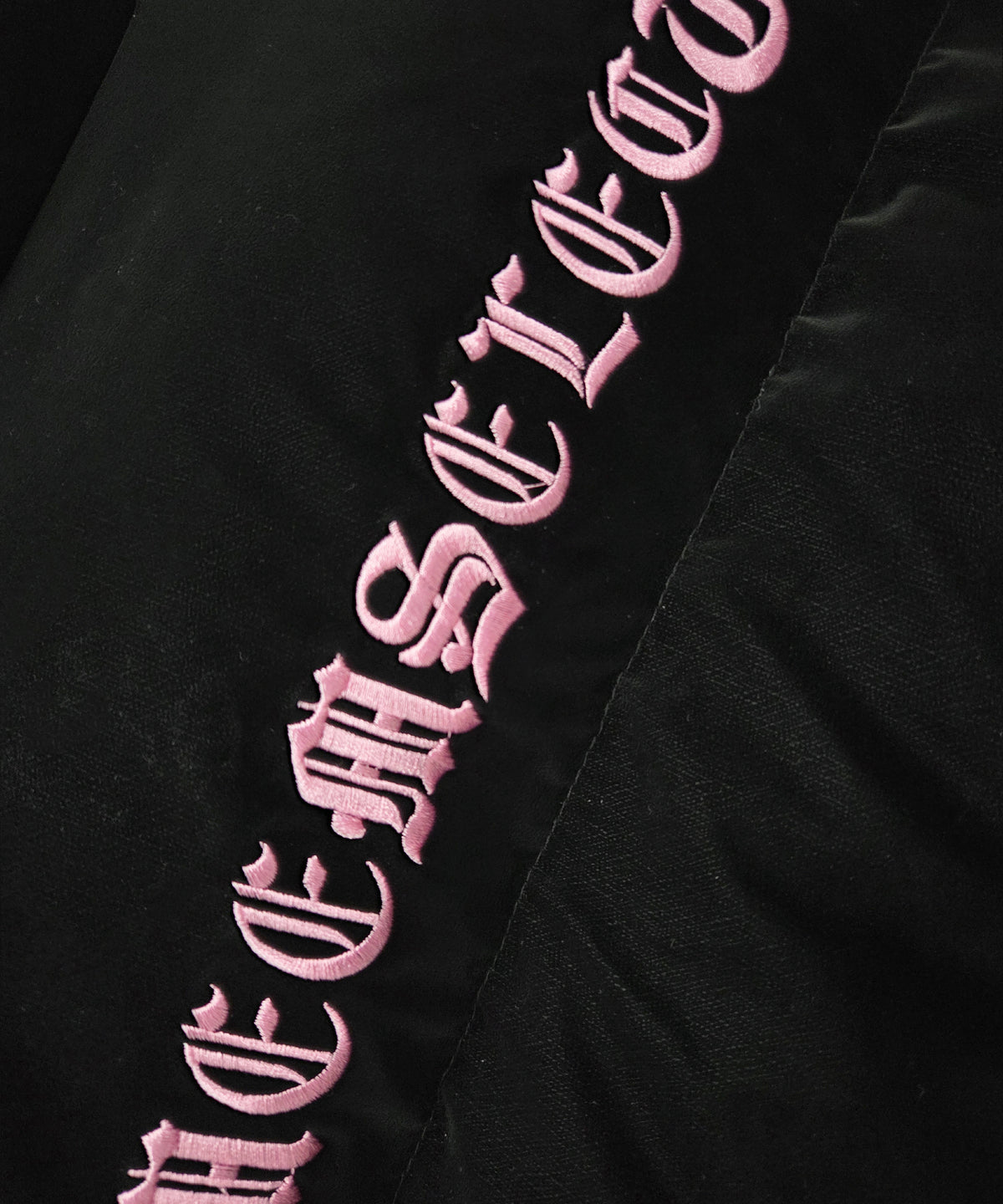 【 新色ピンクが追加！ 】グランジロゴ刺繍ショートパフ中綿ジャケット ／ grunge logo embroidery short puff fake down jacket