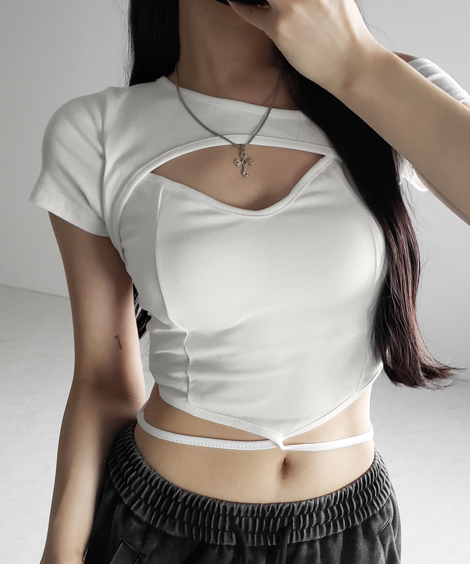 [NANASALON]★Tシャツ + ストラップワンピース SET★韓国人気 2color 】胸開きカットアウトクロスストラップワンショルダーT