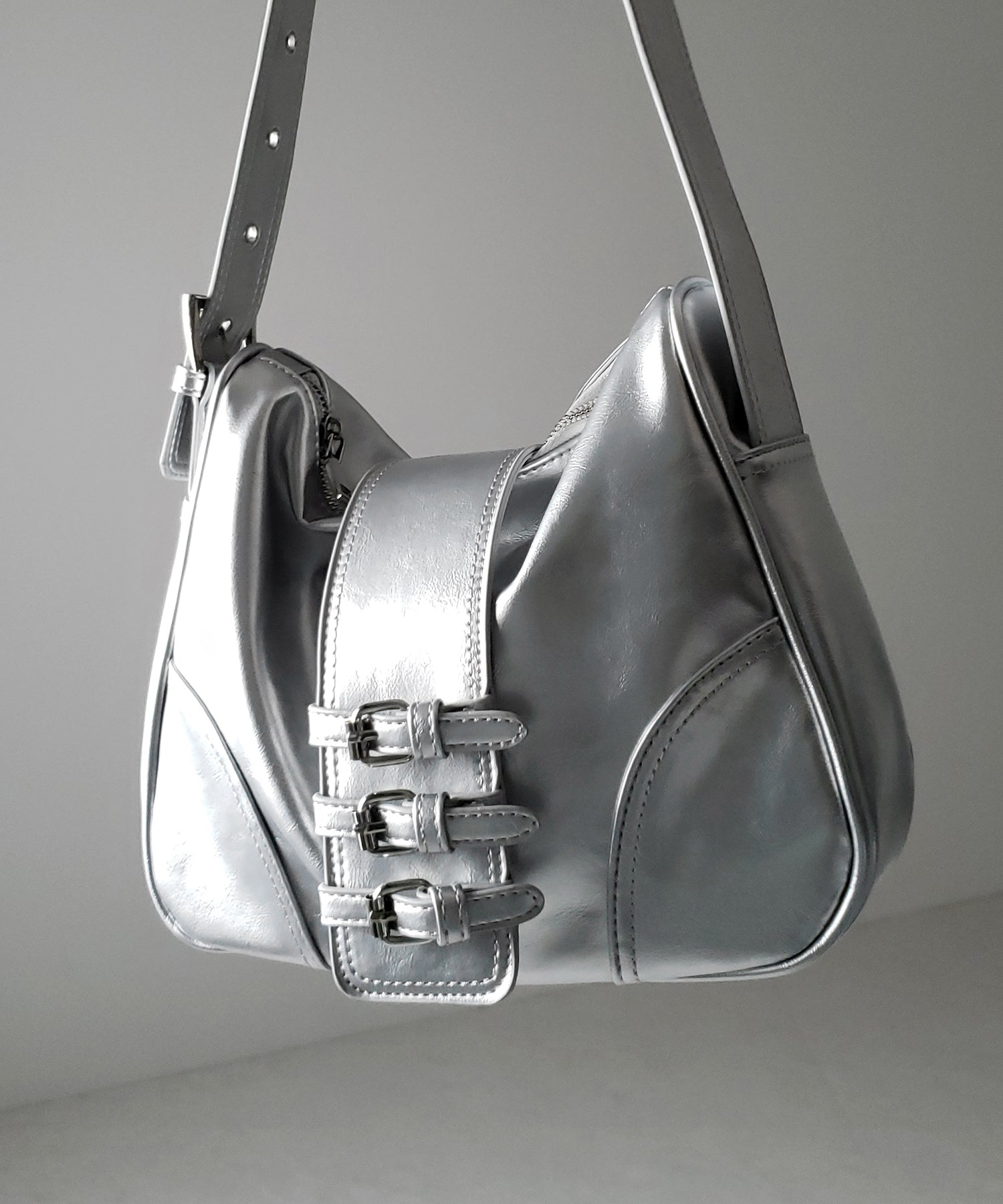 【 ３color 】ベルテッドフェイクレザーショルダーバッグ ／ belted fake leather shoulder bag