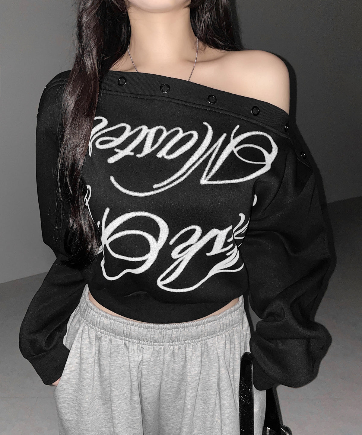 レタリングロゴワンショルスウェットトップス ／ Lettering logo one-shoulder sweat tops
