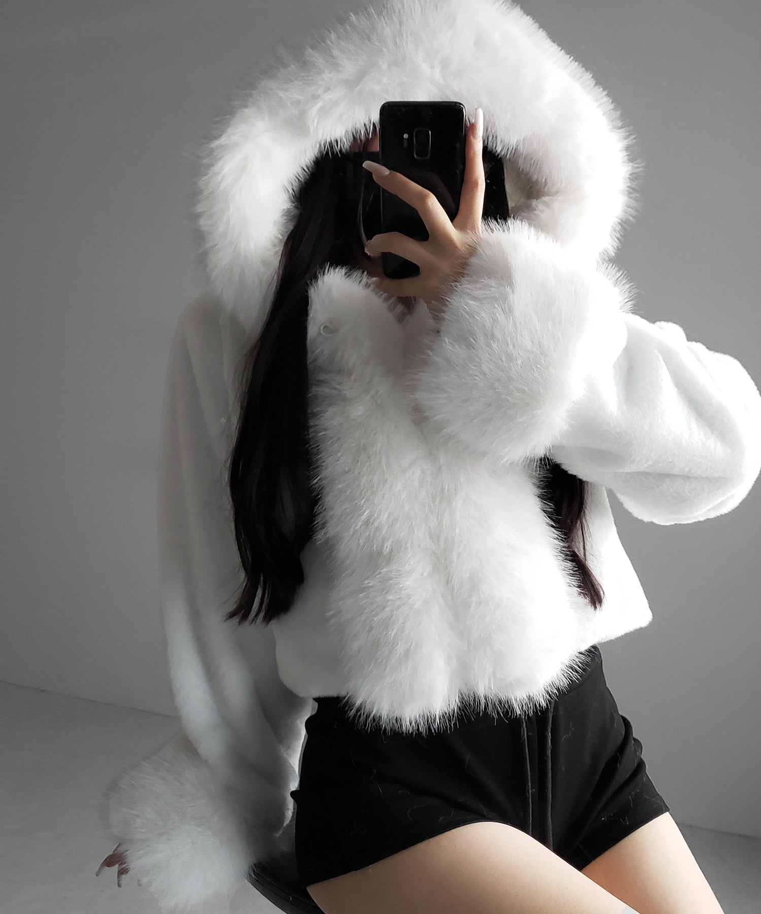 フェイクファーフードレディーショートコート ／ fake fur hoodec lady short coat