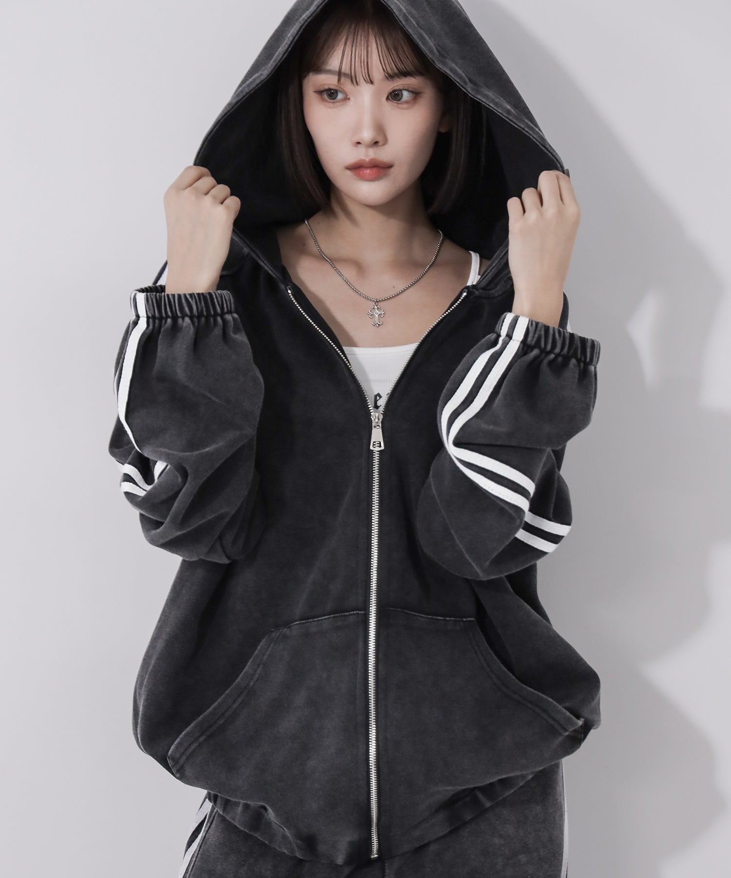 ピグメントヴィンテージ加工サイドラインジップアップパーカー ／ Pigment vintage side line zip-up hoodie