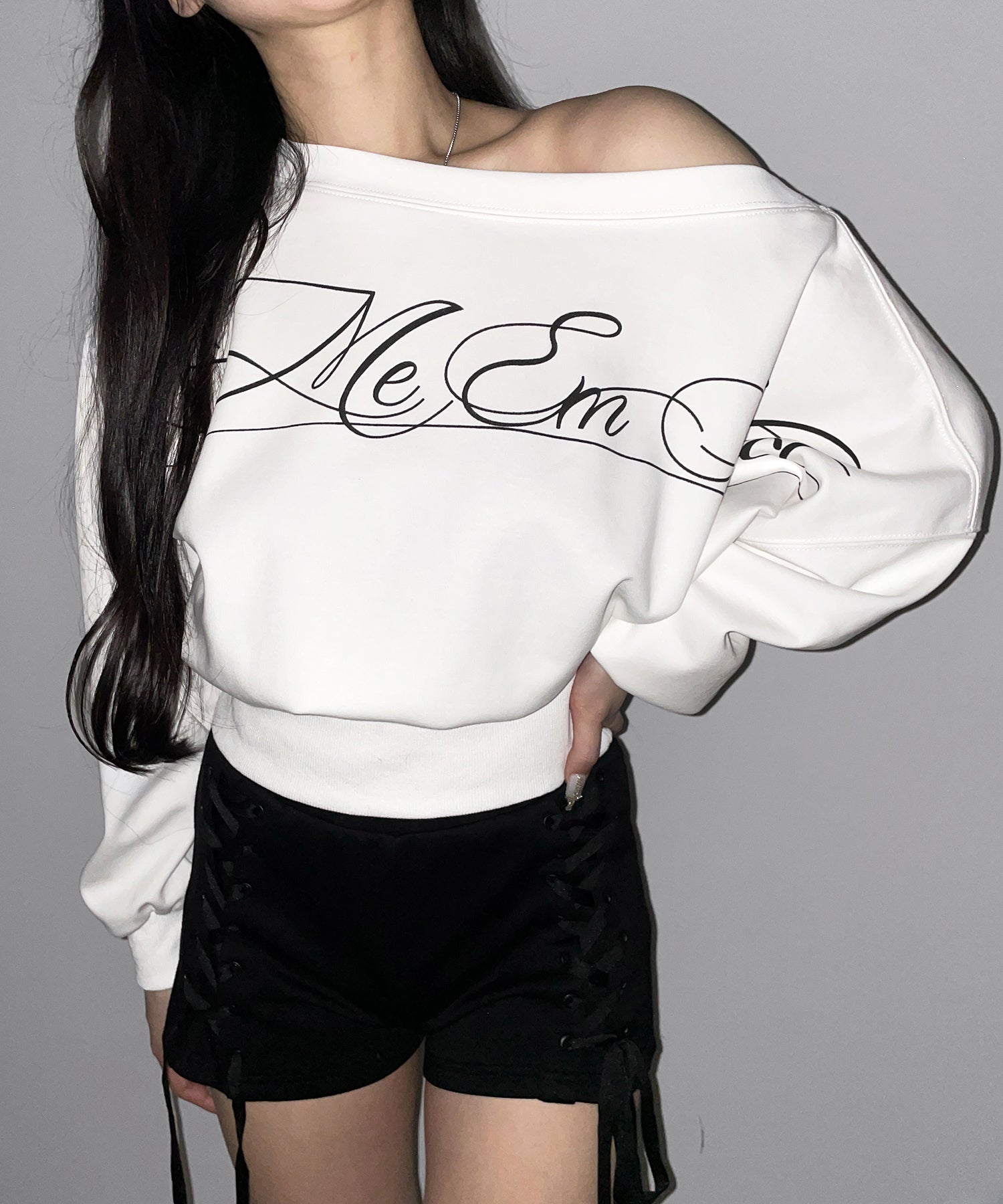 レタリングロゴワンショルショートスウェットライクトップス ／ lettering logo one-shoulder short sweatlike tops