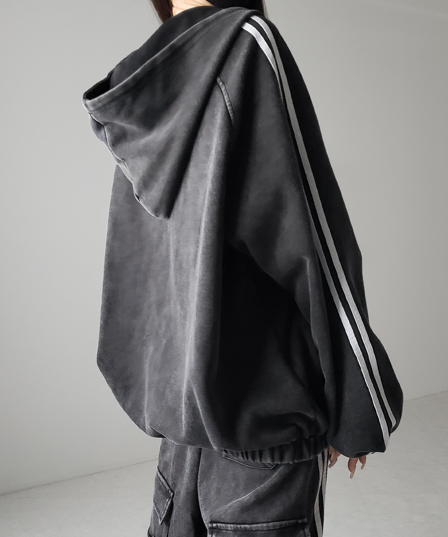 ピグメントヴィンテージ加工サイドラインジップアップパーカー ／ Pigment vintage side line zip-up hoodie