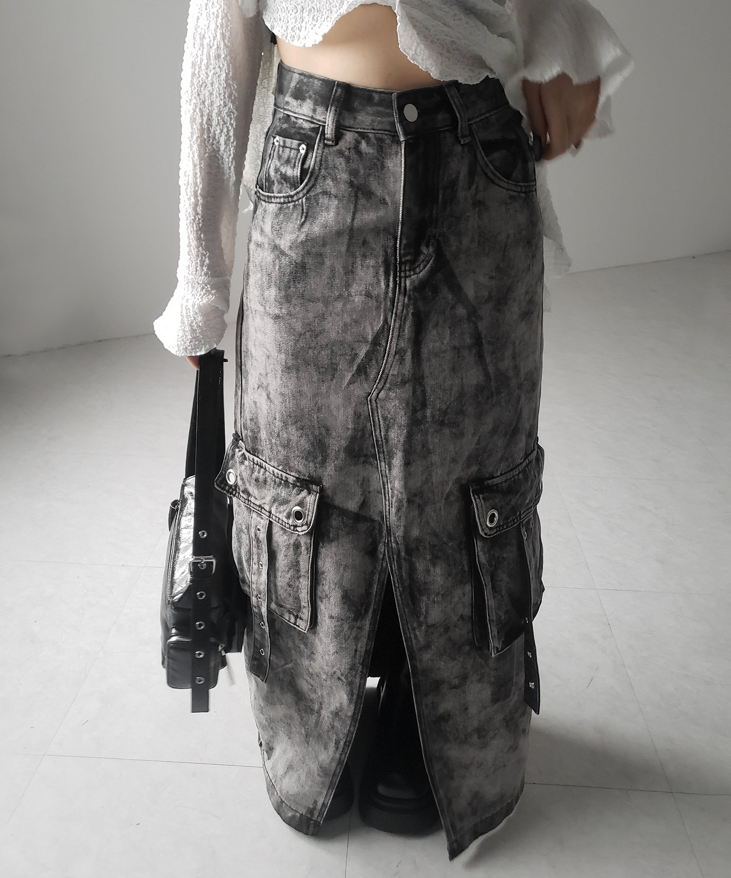 【 ３SIZE 】クラッシュブリーチセンタースリットカーゴデニムスカート ／ crash bleach center slit cargo denim skirt