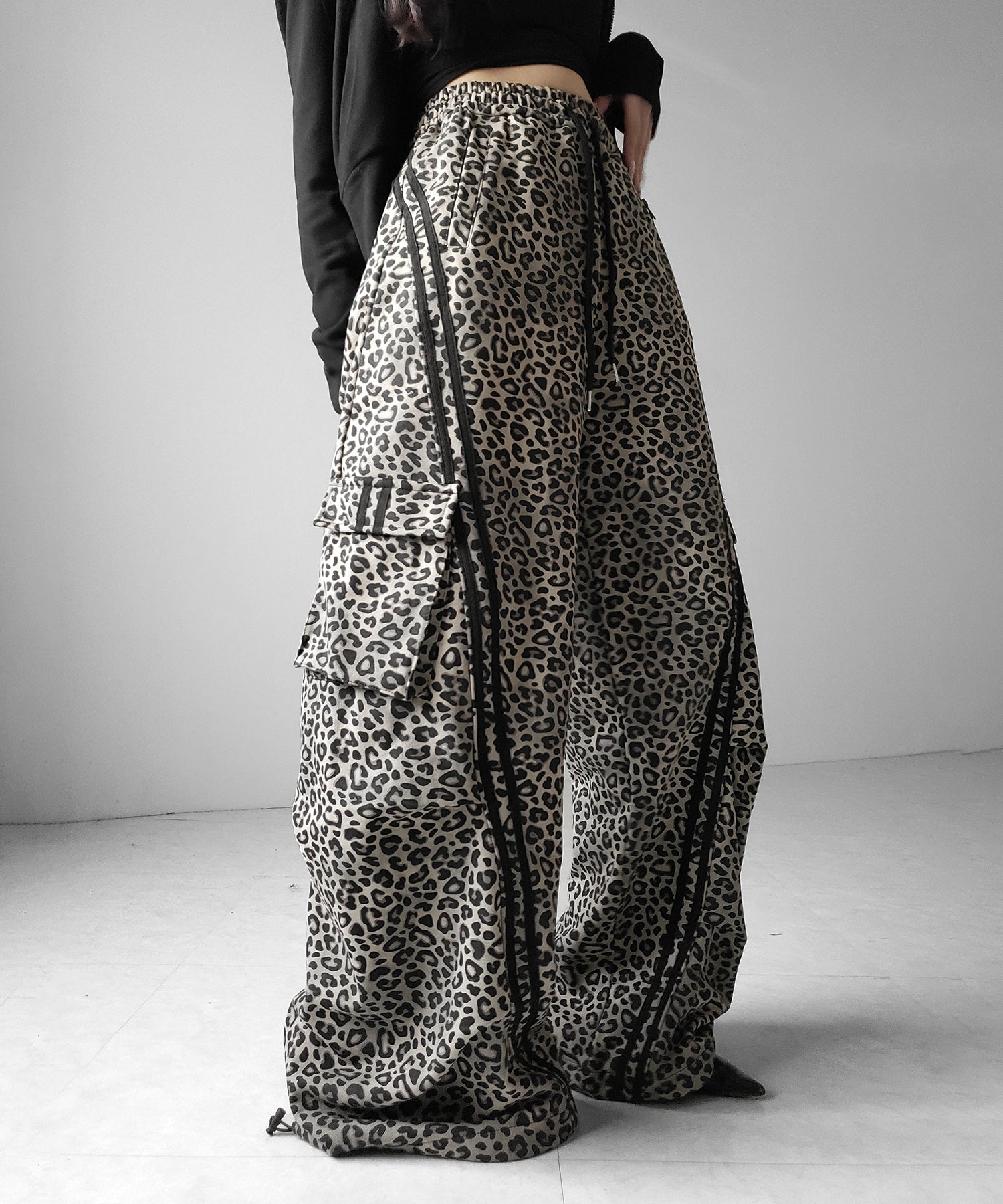 【 裾絞り可能２WAY 】レオパードヴィンテージサイドラインタックワイドスウェットパンツ ／ leopard vintage side line tuck wide sweatpants
