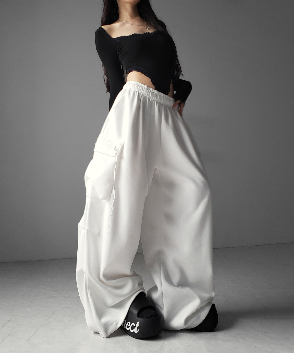 【 裾絞り可能２WAY 】ドローコードタックワイドカーゴスウェットパンツ ／ drawcord tuck wide cargo sweatpants