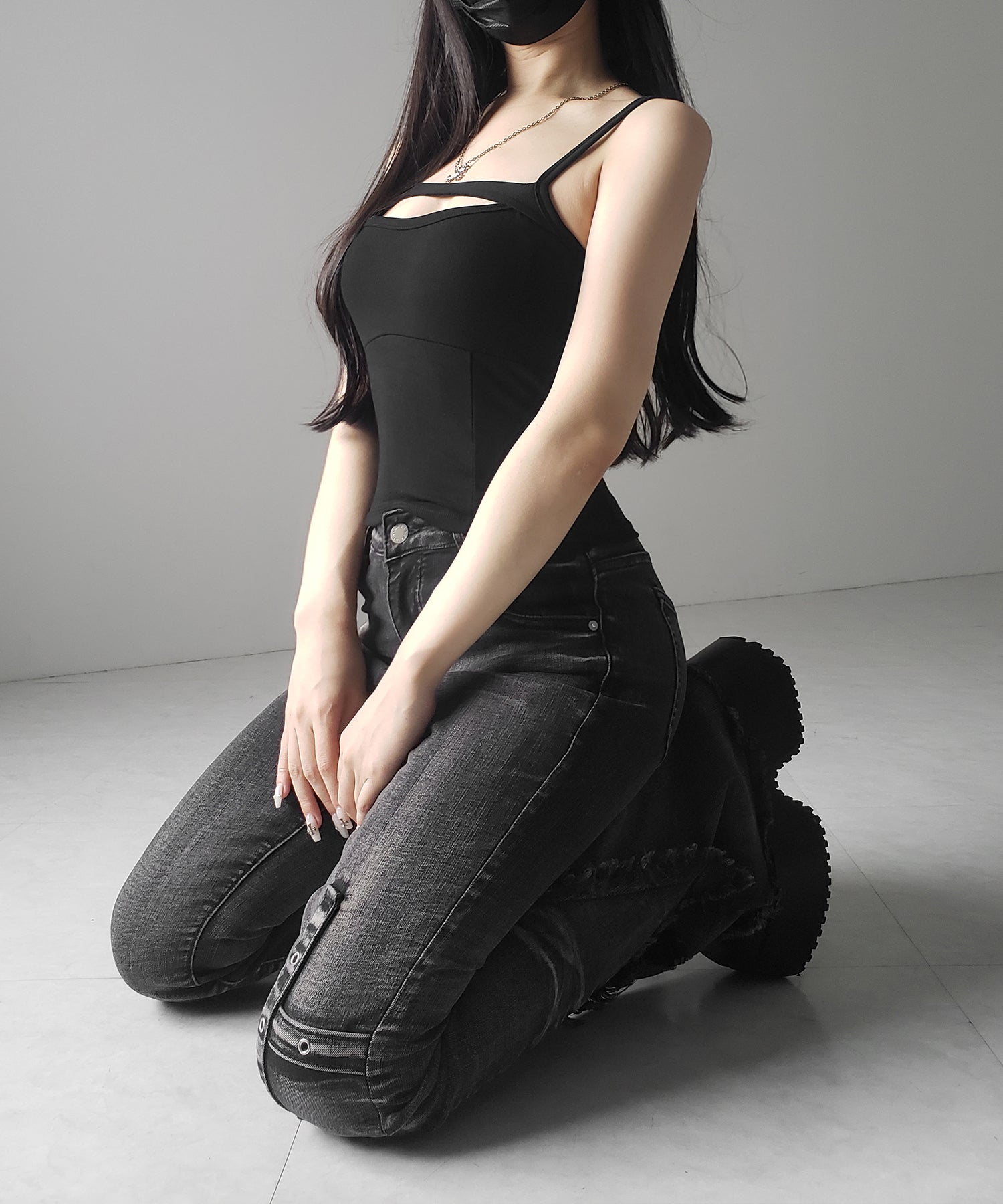 【 ３color ／ カップ付き 】胸開きカットアウトデザインスリムキャミソール ／ chest open cutout design slim camisole