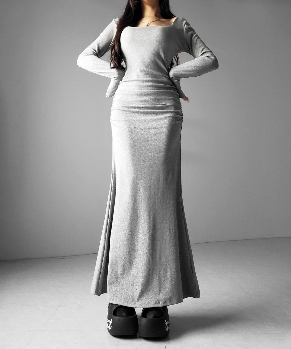 スクエアネックシャーリングマーメイド長袖ロングタイトワンピ ／ Square neck shirring mermaid long-sleeved long tight onepiece