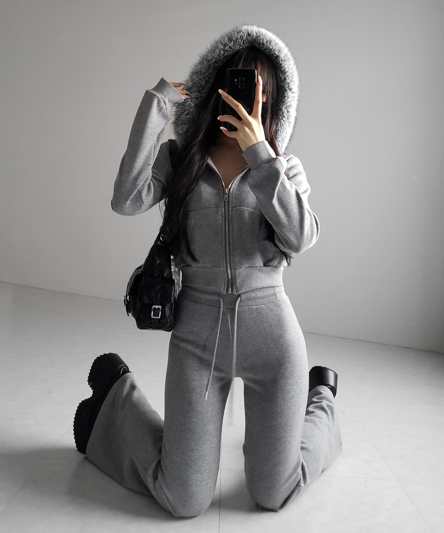 【 セットアップ 】ファーフードショートパーカー＆スウェットフレアパンツ ／ Fur short hoodie ＆ sweat flare pants SETUP