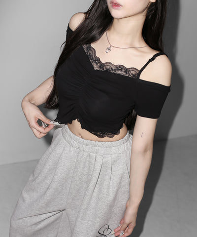 レースドッキングシャーリング半袖オフショルトップス ／ lace docking shirring short-sleeved off-shoulder tops