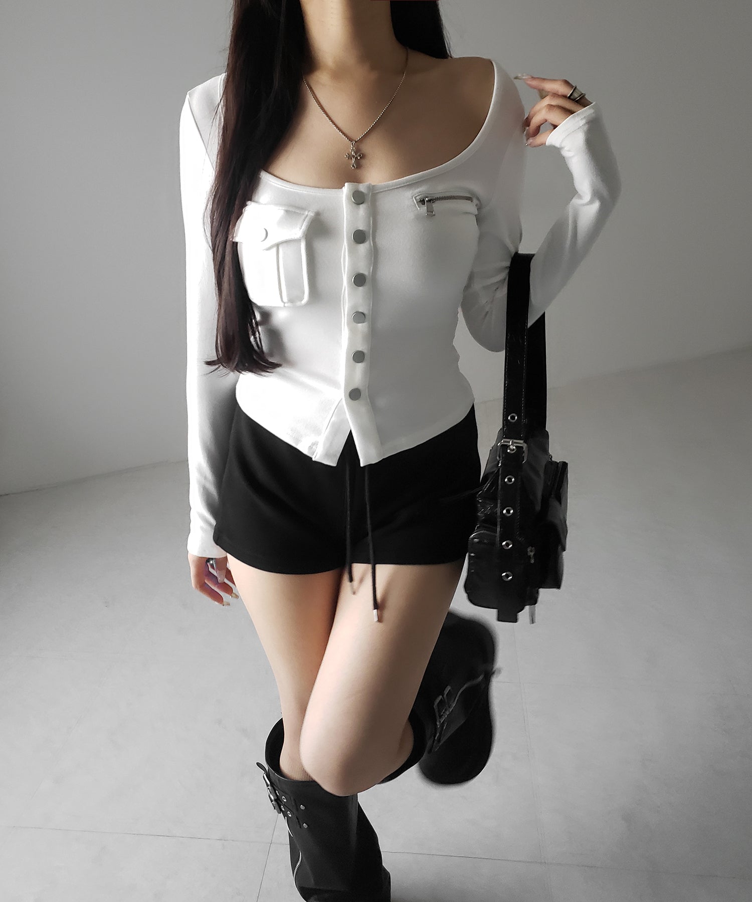 アウトポケットスクエアネック長袖スリムTシャツ ／Out pocket square neck long sleeve slim T-shirt