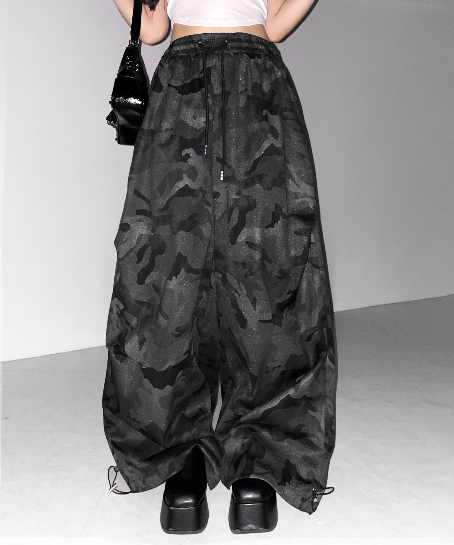 ロゴガーターカモフラタックワイドパンツ ／ logo garter camouflage tuck wide pants